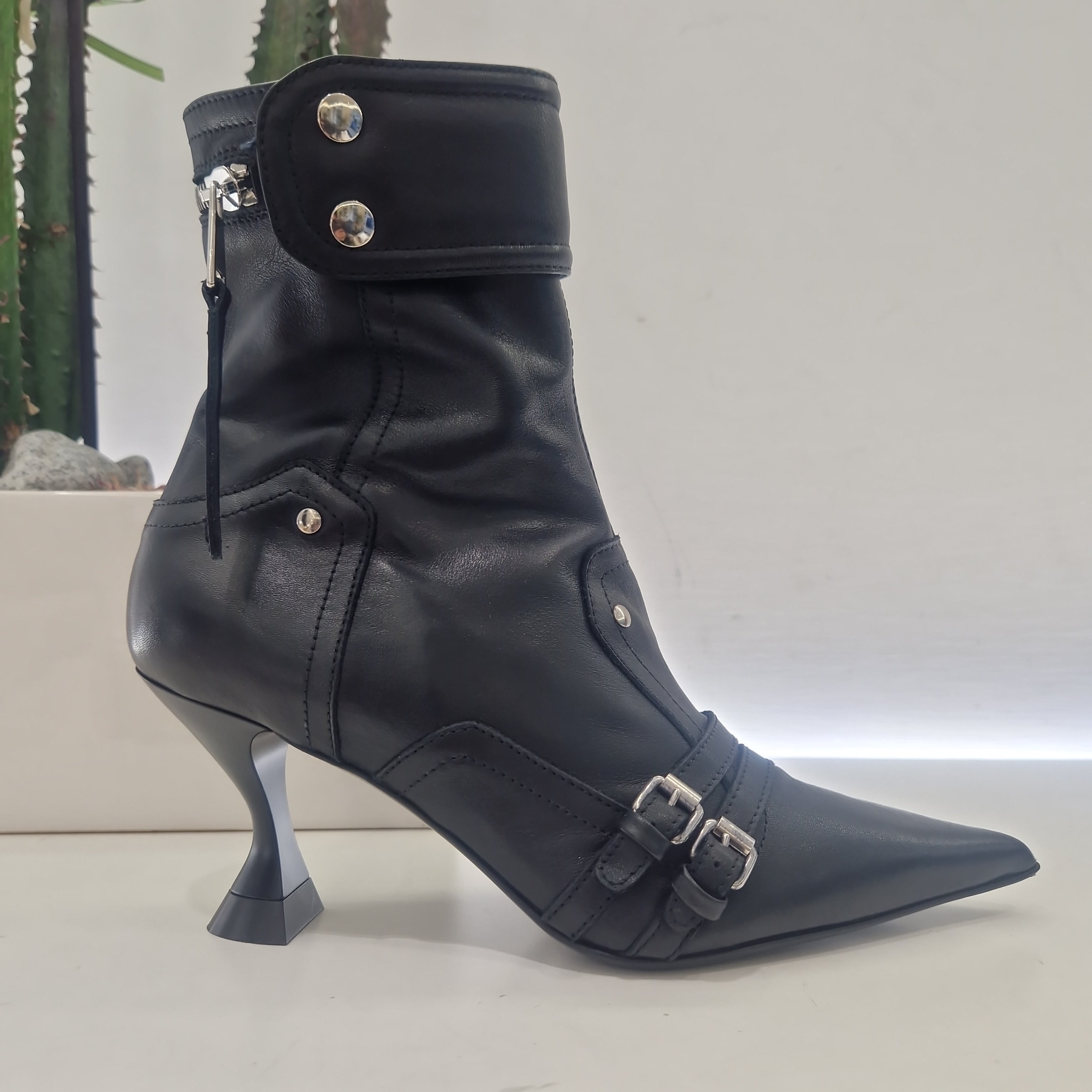 Strategia stivaletto nero con zip