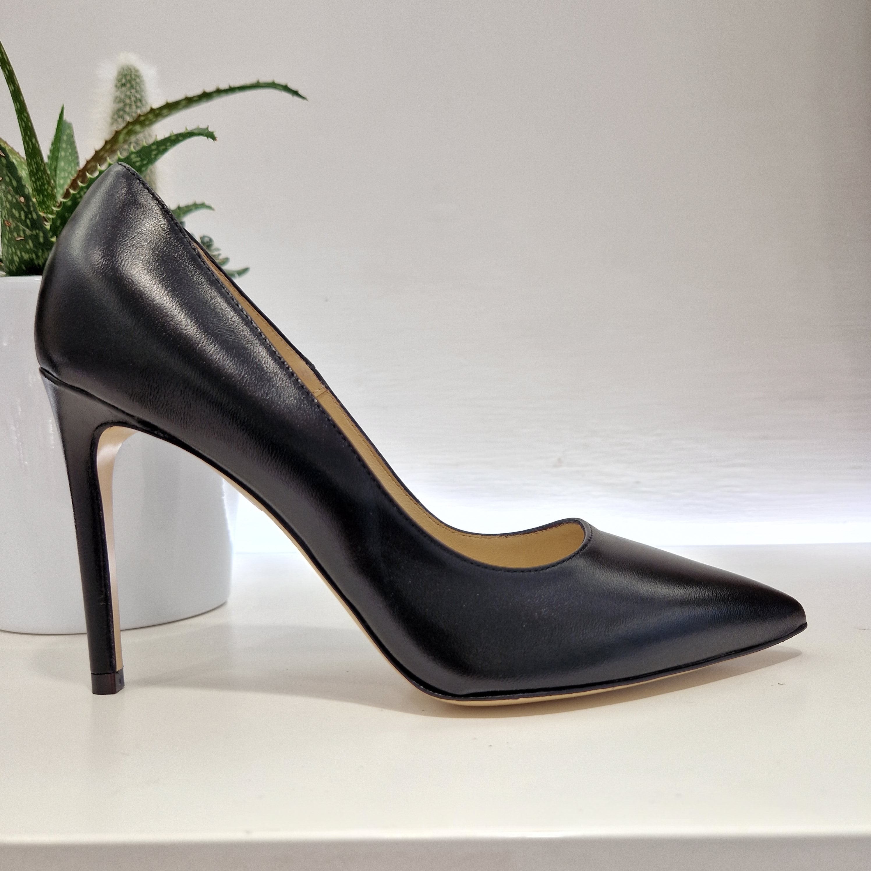 Doric black décolleté