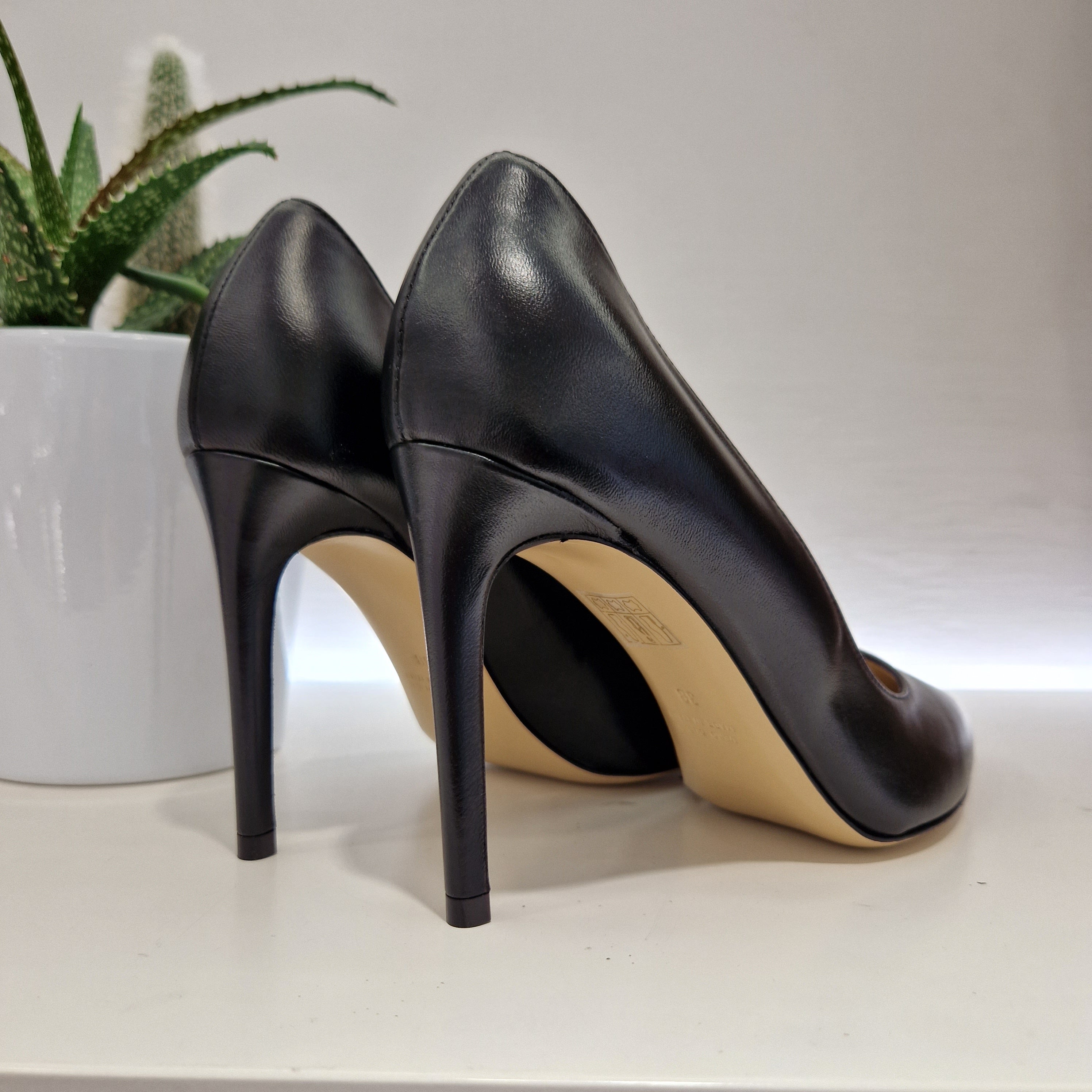 Doric black décolleté