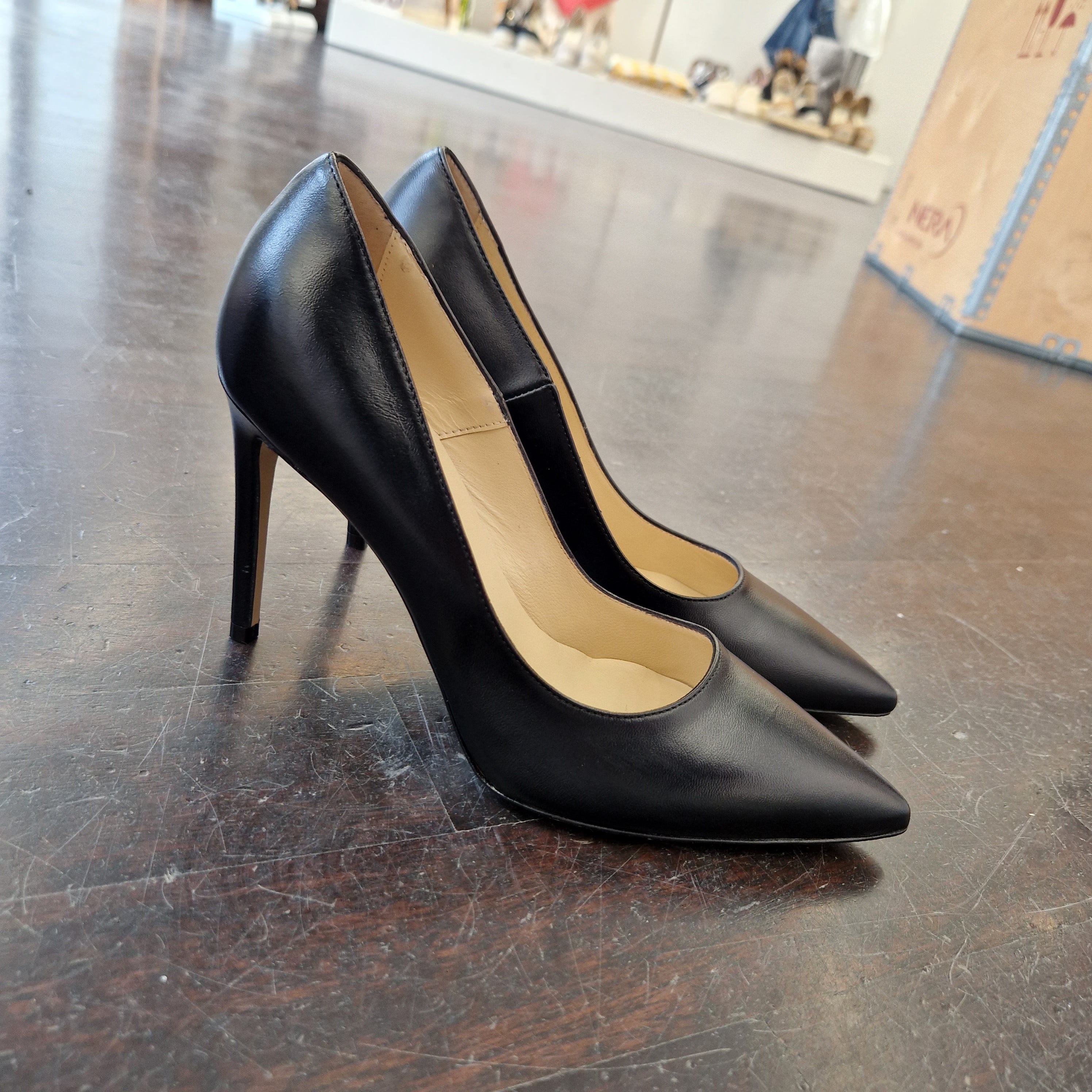 Doric black décolleté