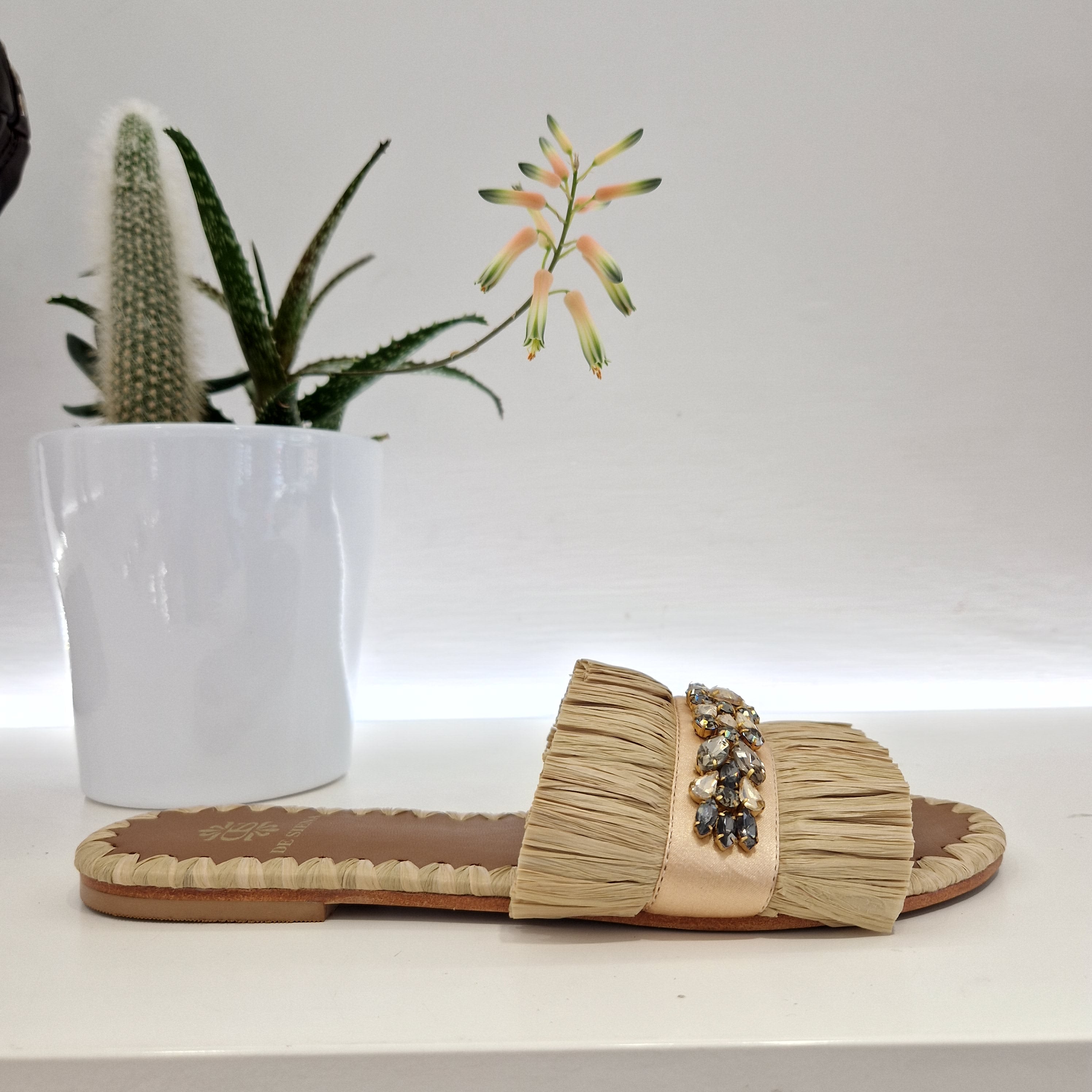 De Siena raffia rhinestone slipper