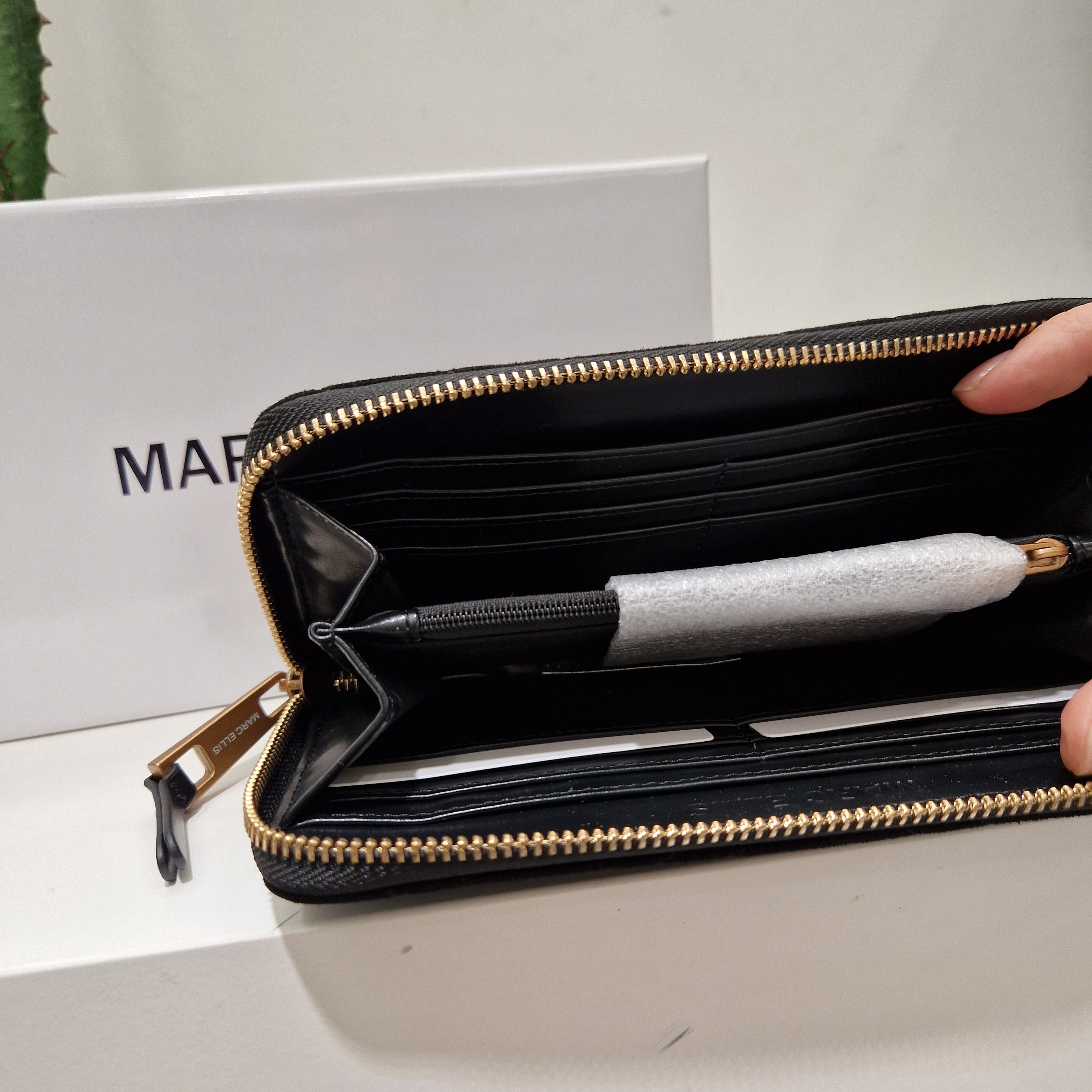 YADIRA BLACK model wallet
