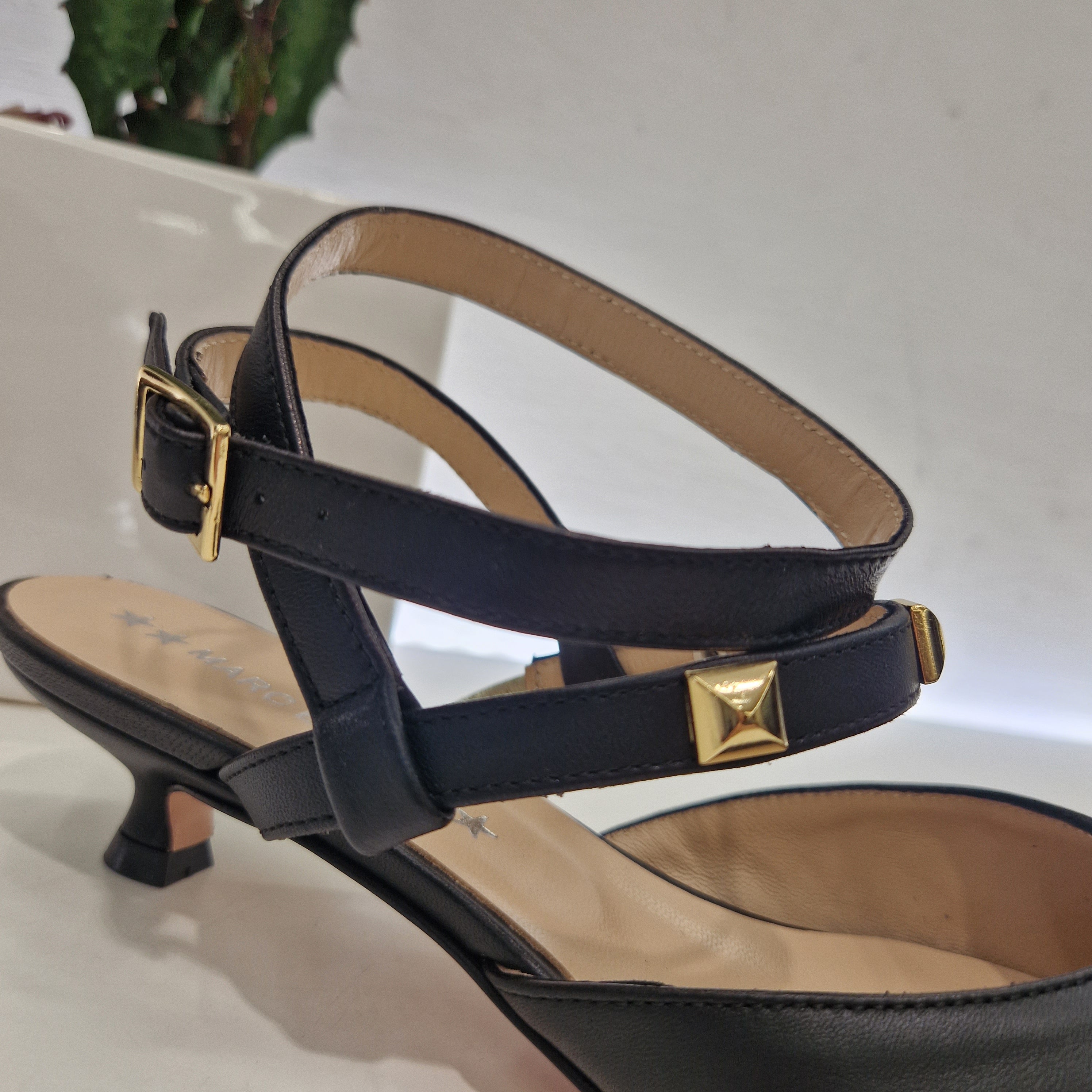 Marc Ellis black shoe ROI line
