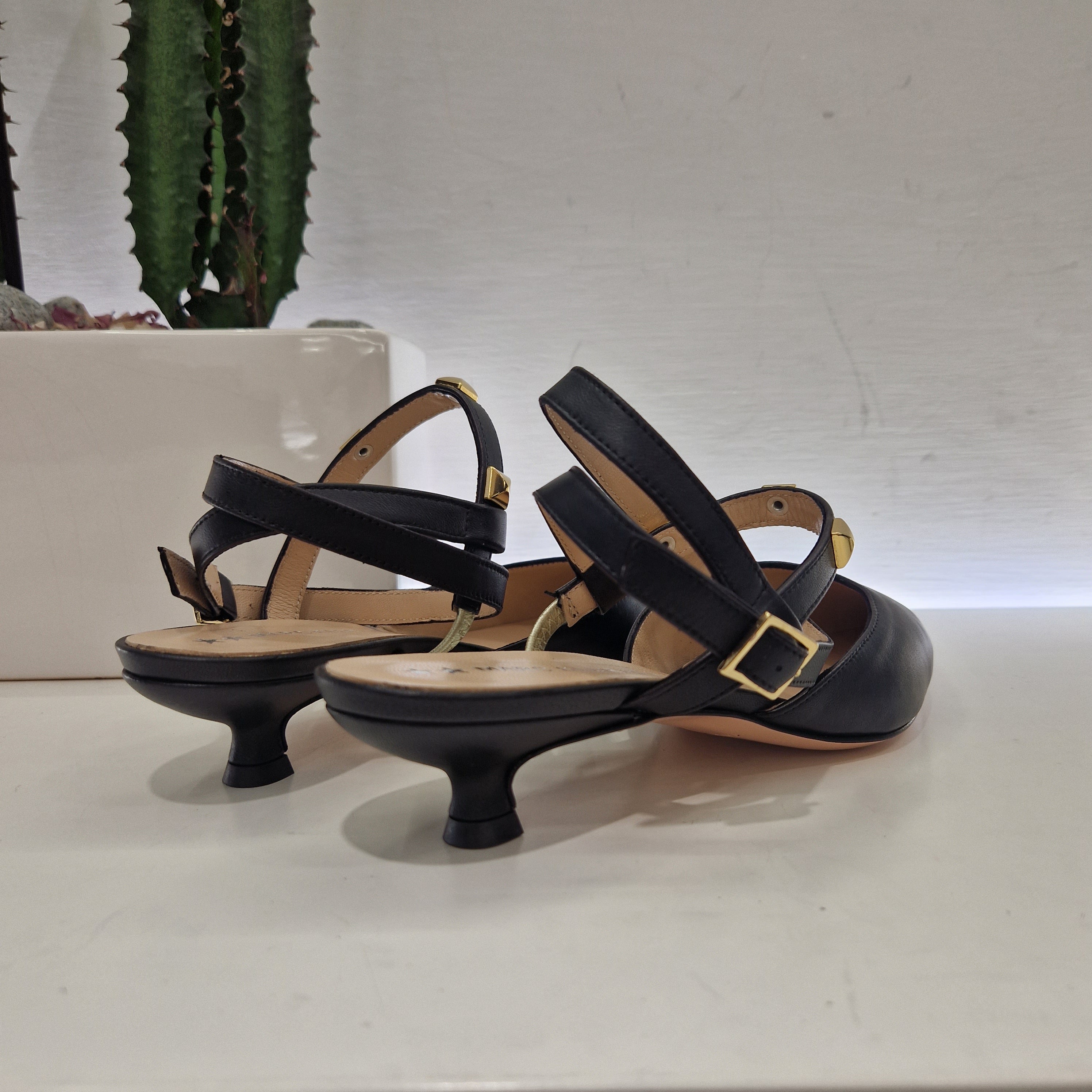Marc Ellis black shoe ROI line