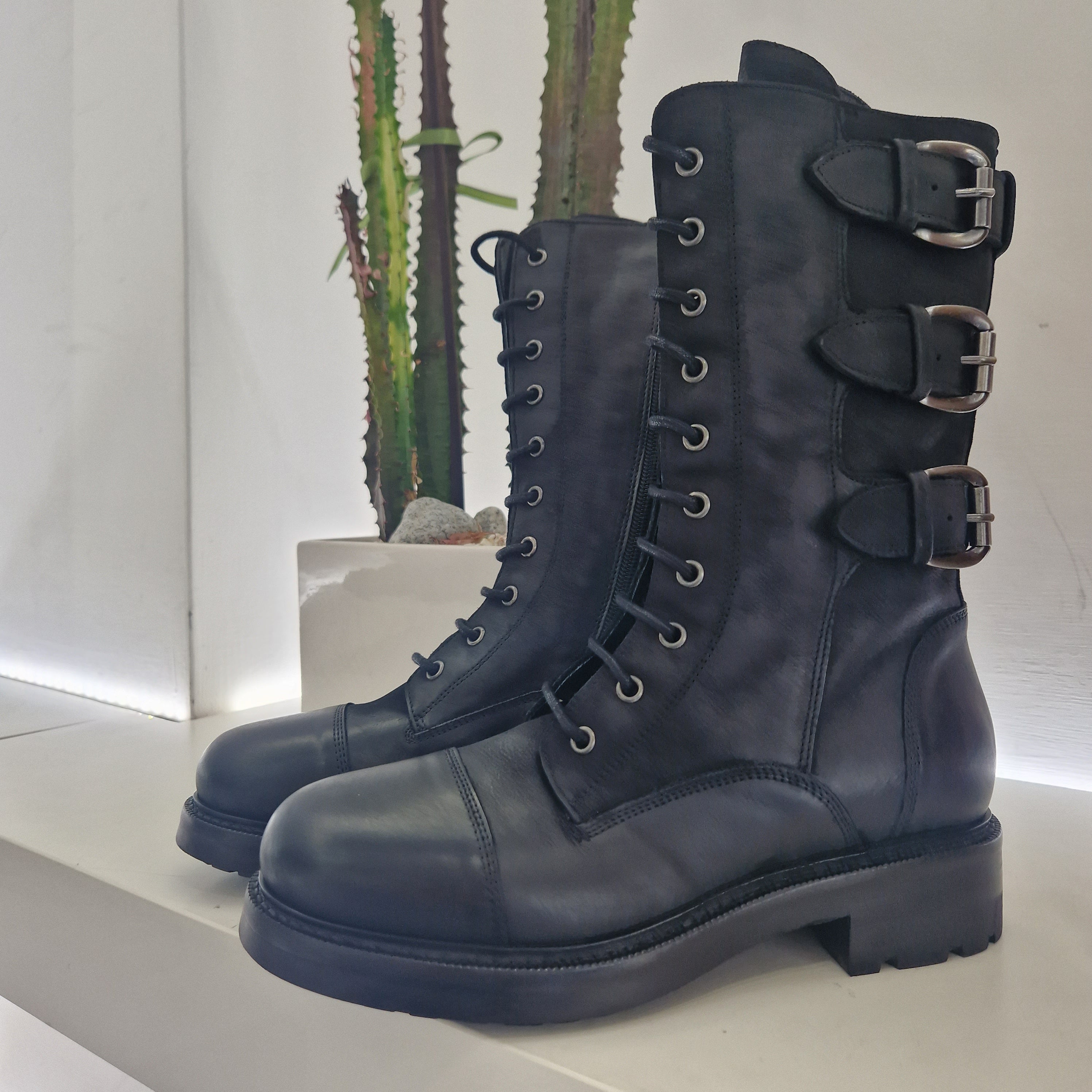 Strategia anfibio fibbie nero con zip