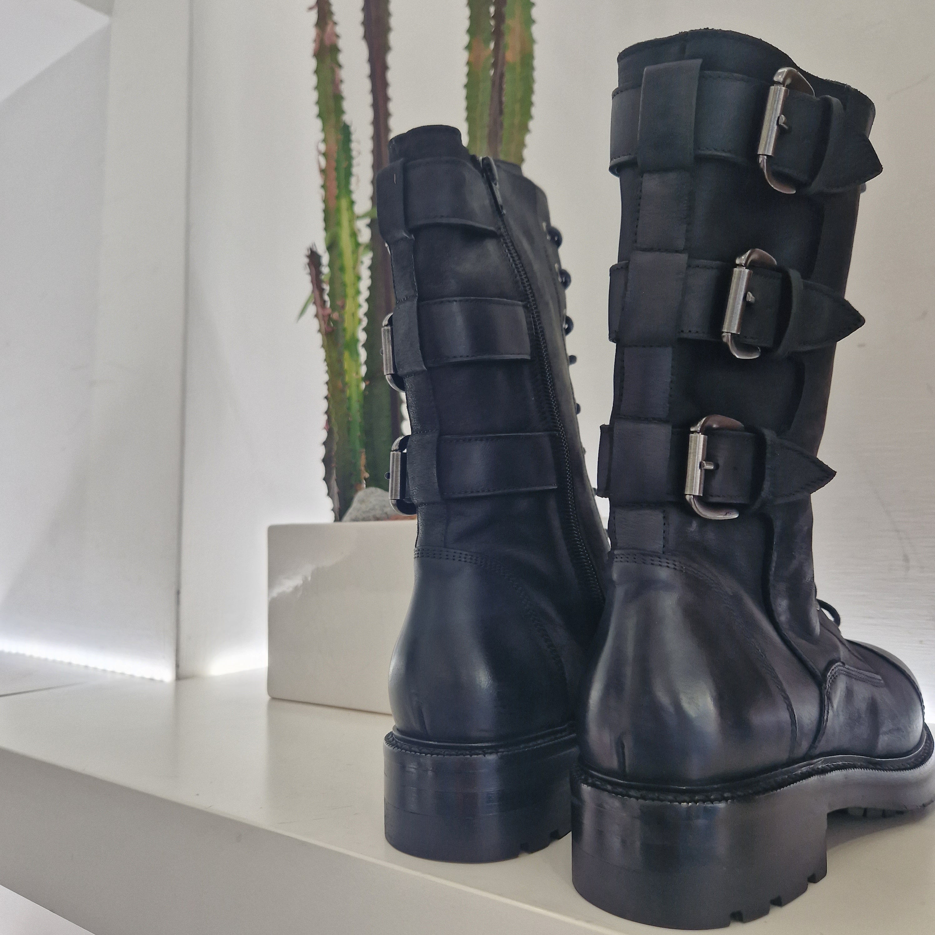 Strategia anfibio fibbie nero con zip