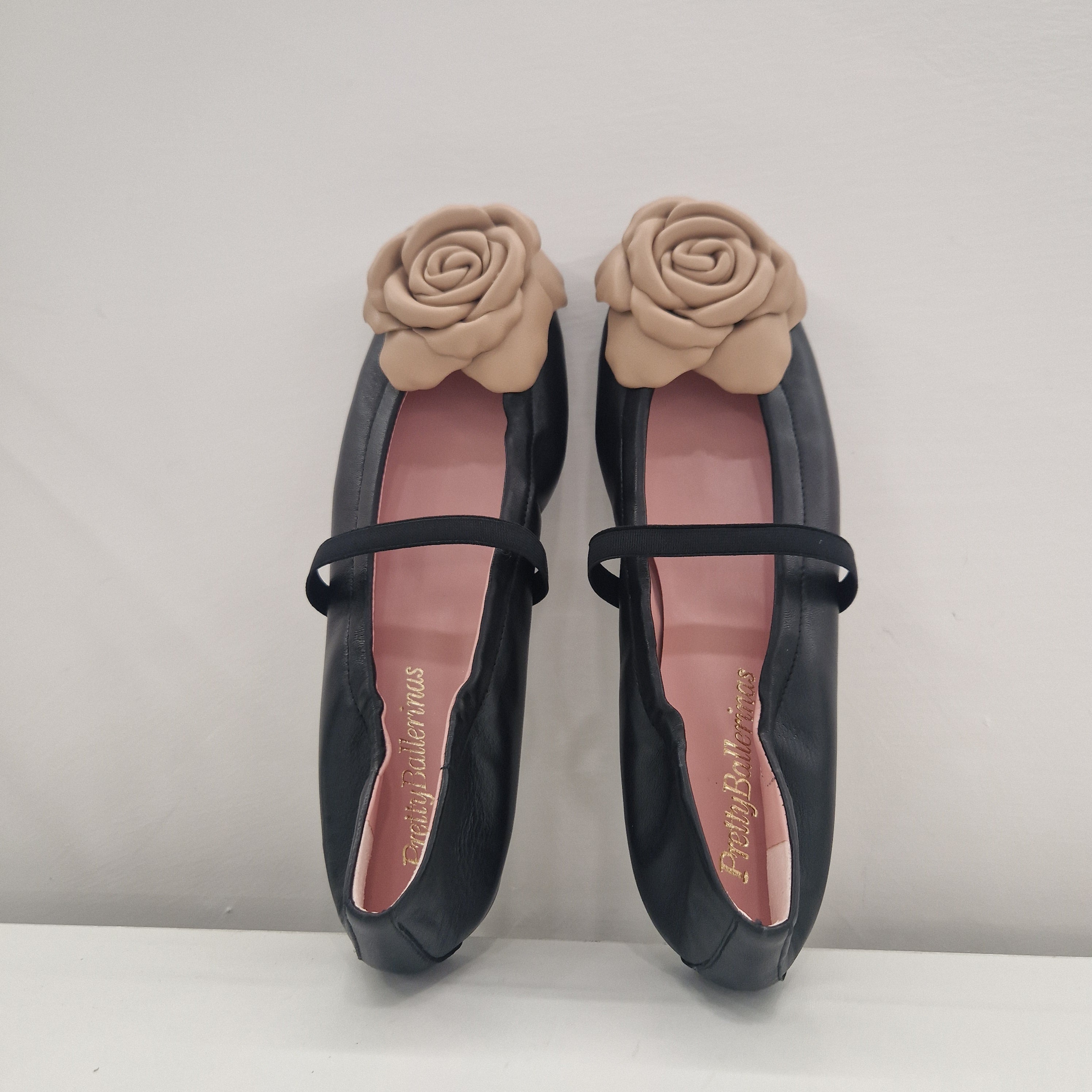Pretty Ballerinas ballerina with powder camellia