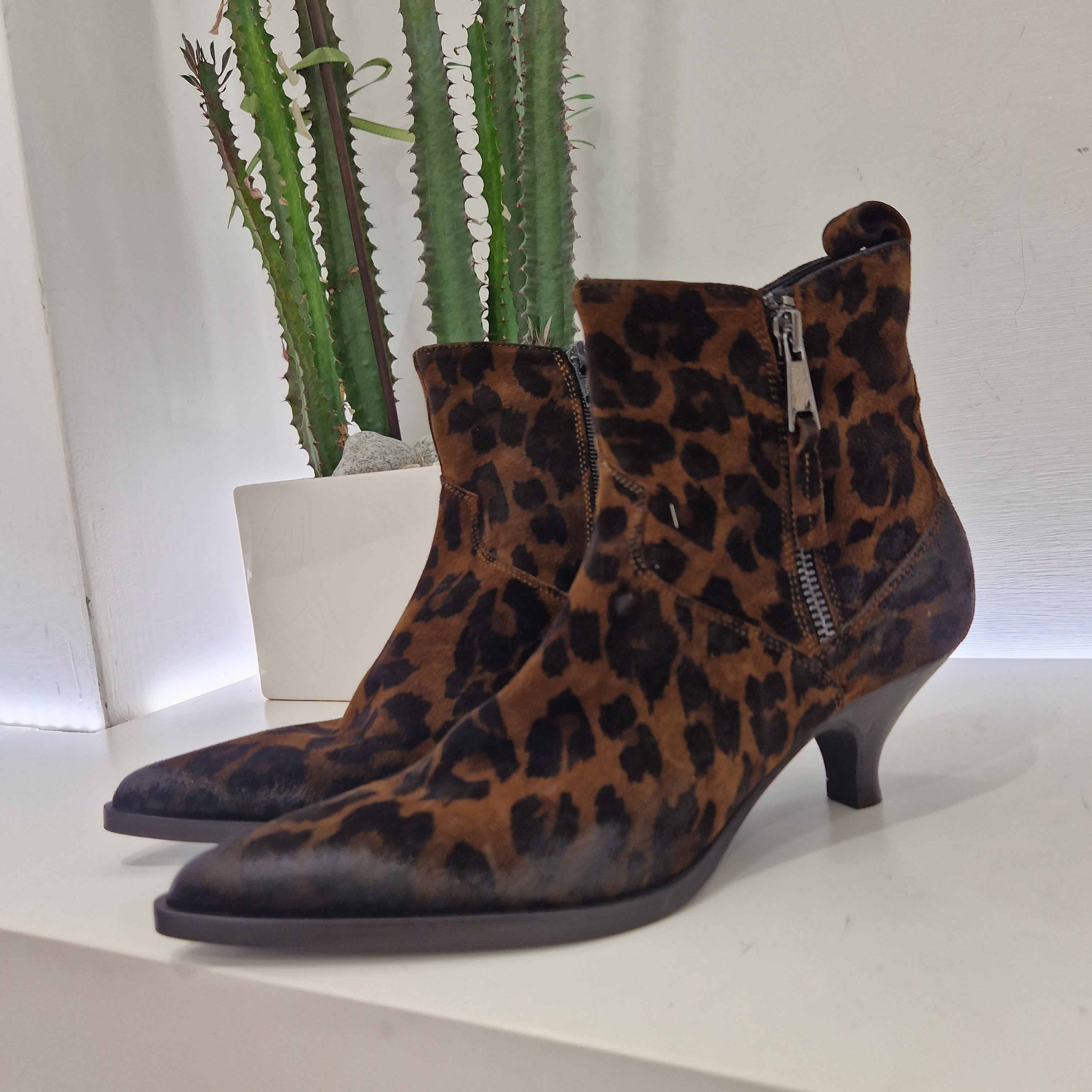 Elena Iachi texano suede stampa leo