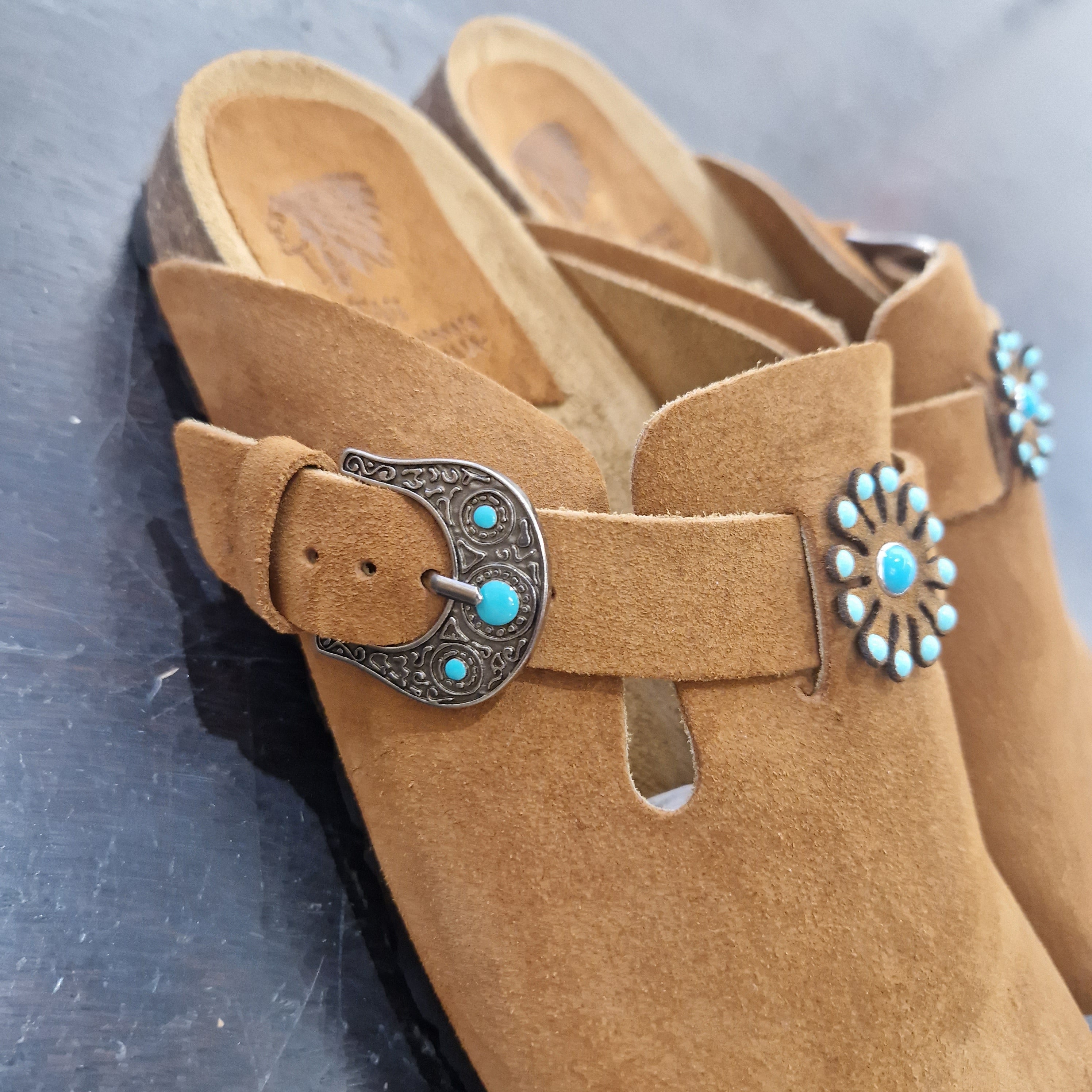 Taji sabot color cuoio con fibbia turchesi