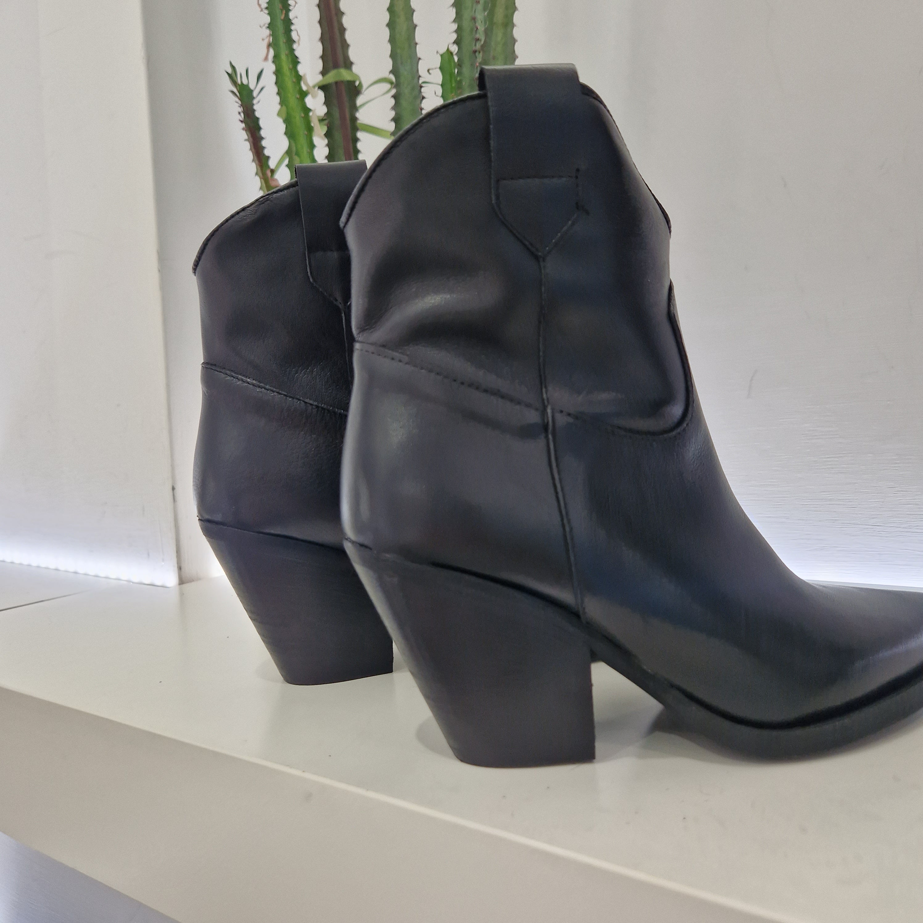 Stivaletto ARIEL stile texano nero tacco 9 cm