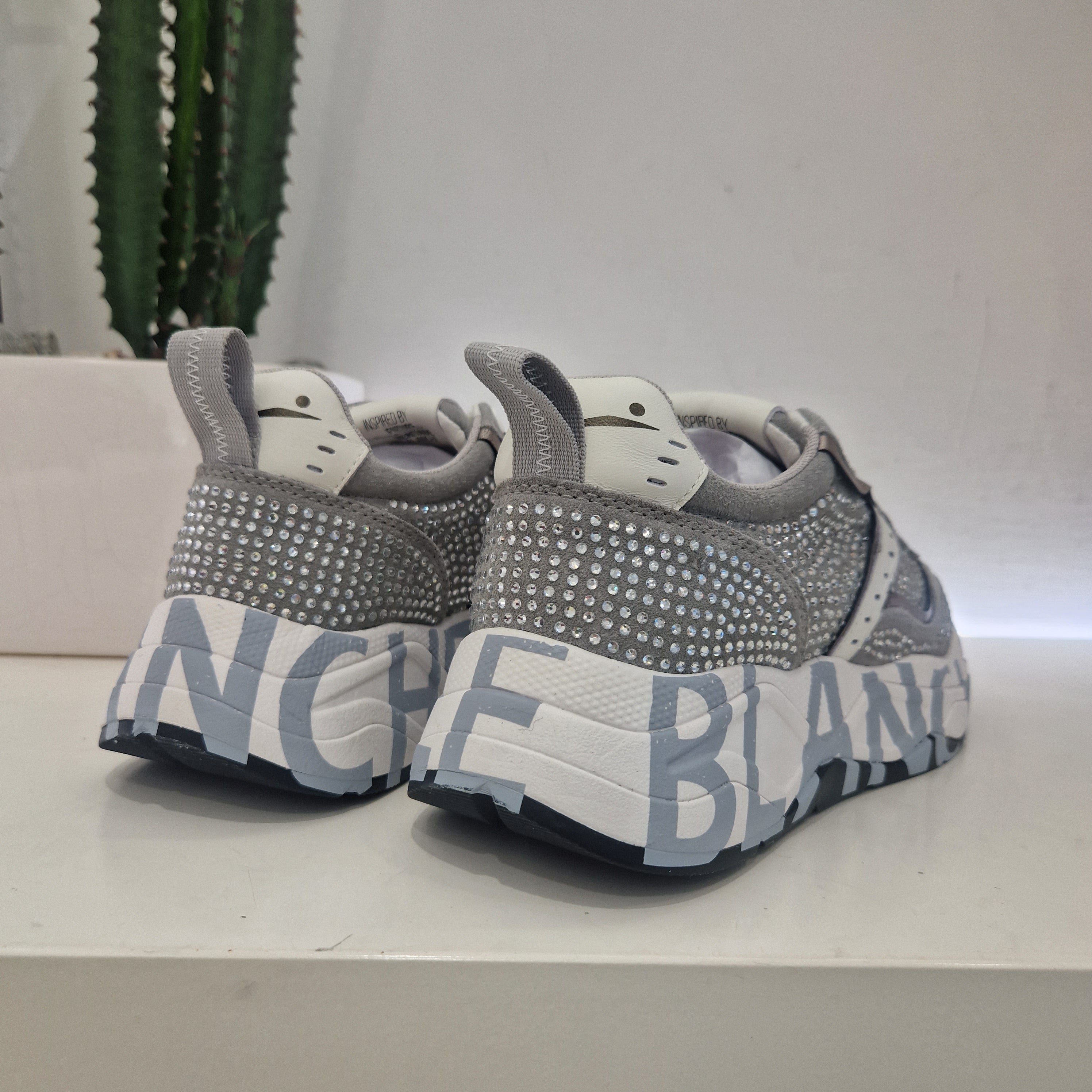 Voile Blanche sneaker modello CLUB grigie con strass