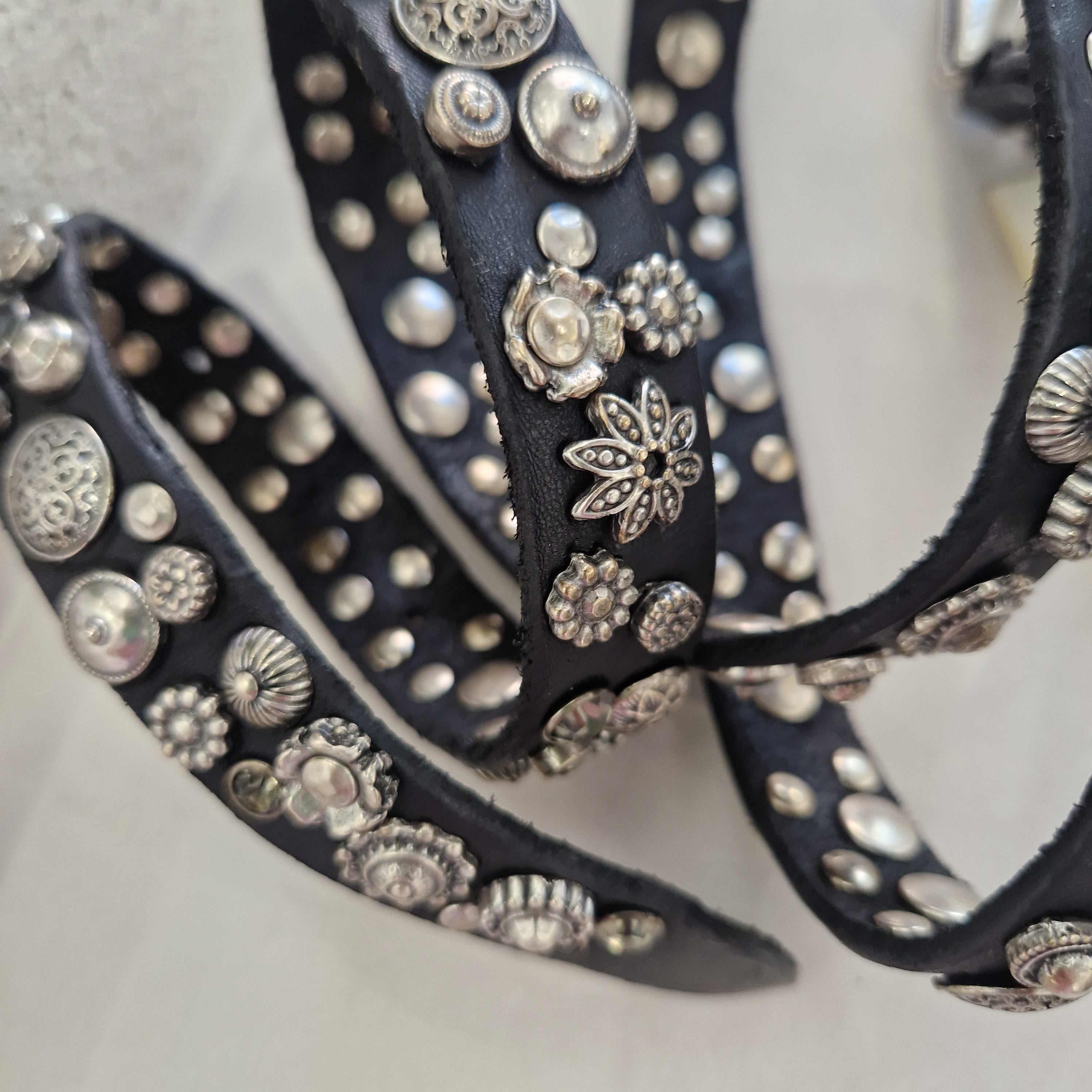Campomaggi cintura pelle nera con fiori e borchie argento