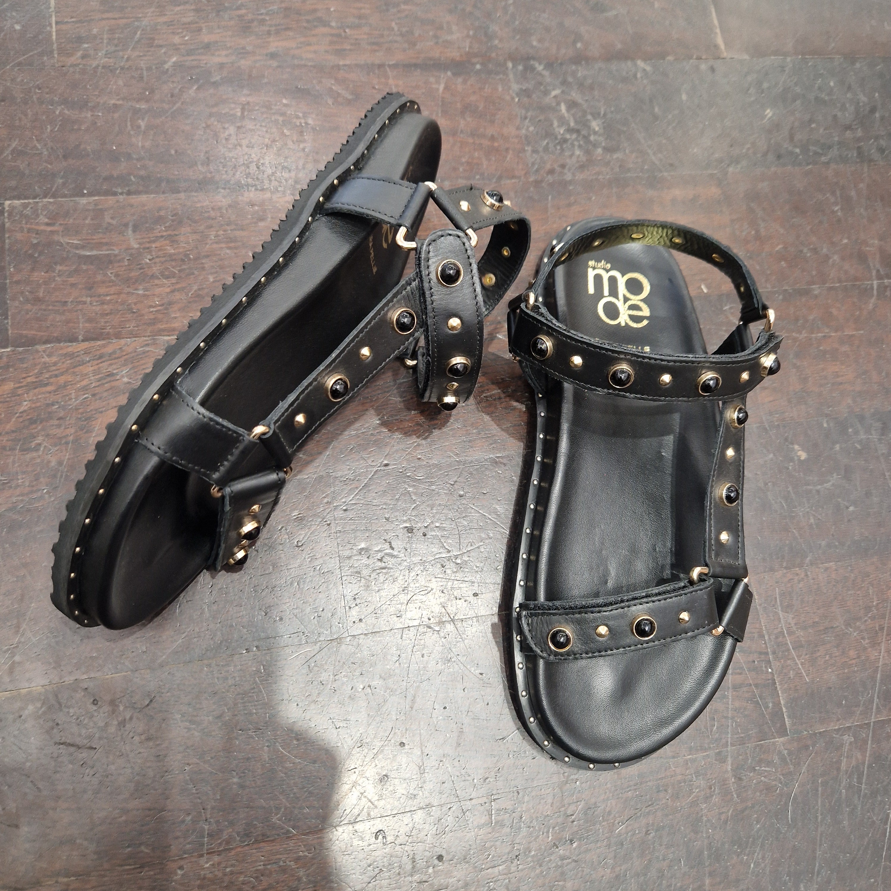 Sandalo nero con borchie oro e pietre nere