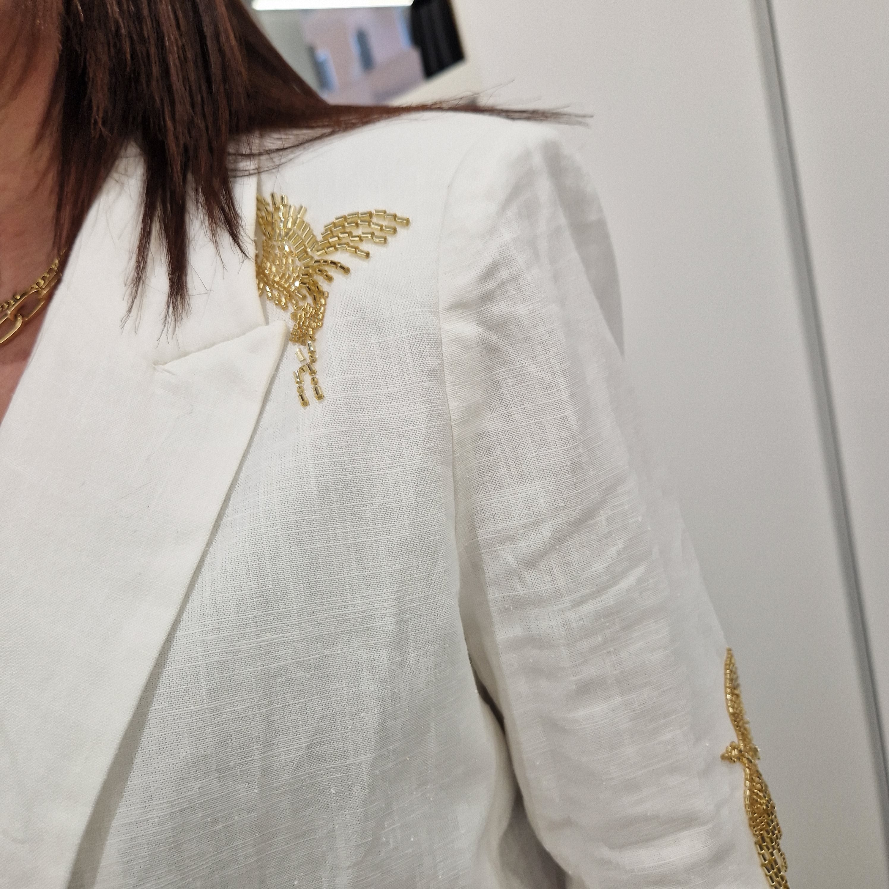 Giacca color panna con paillettes oro