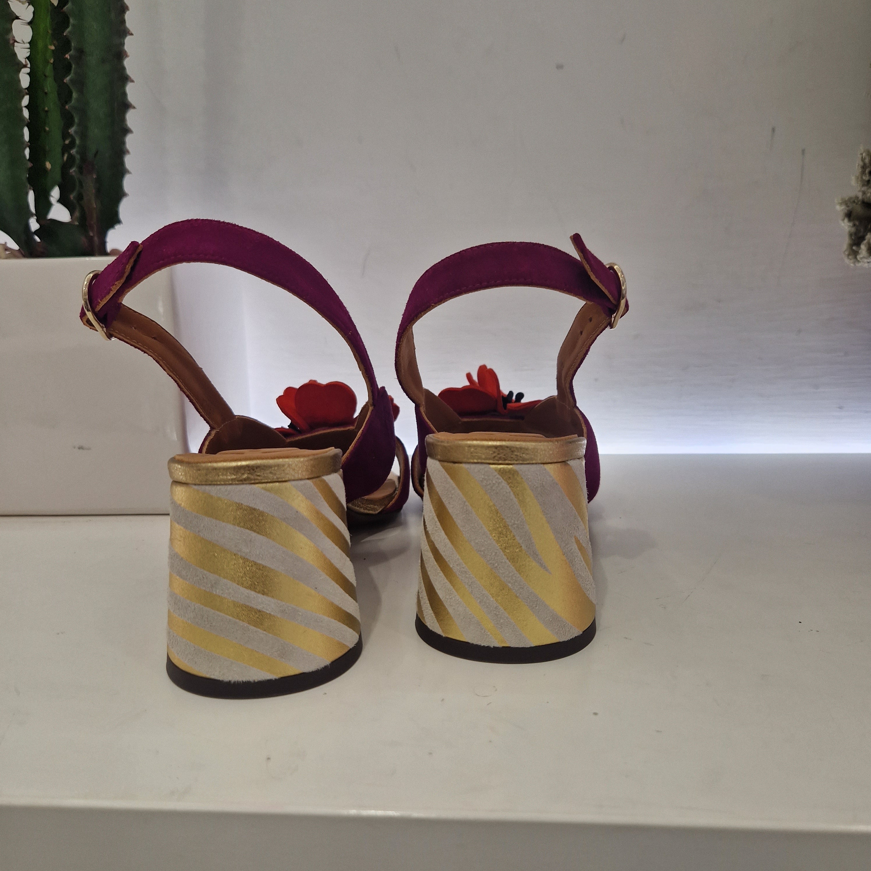 Chie Mihara sandalo fiore rosso