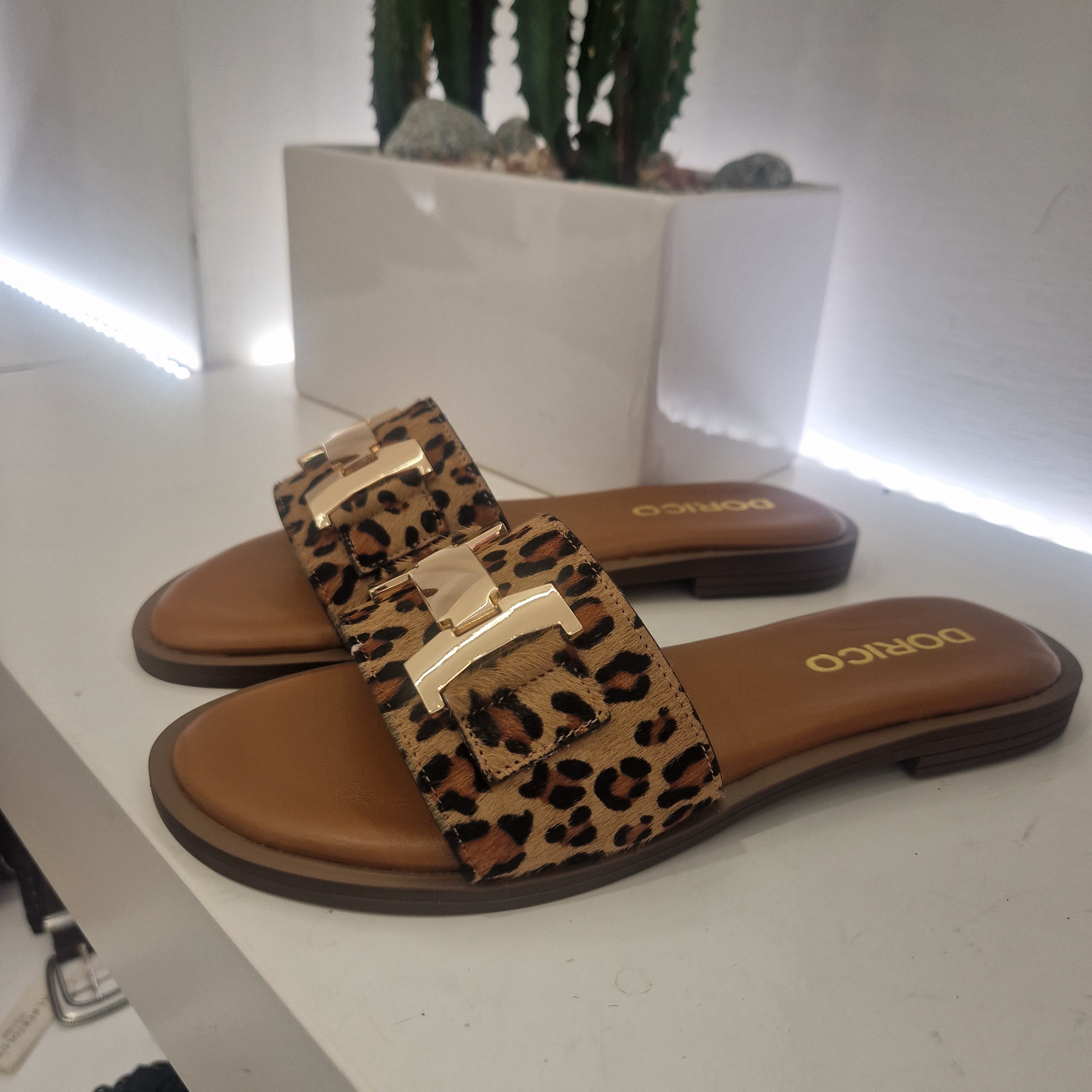 Sandalo ciabatta stampa leo accessorio oro