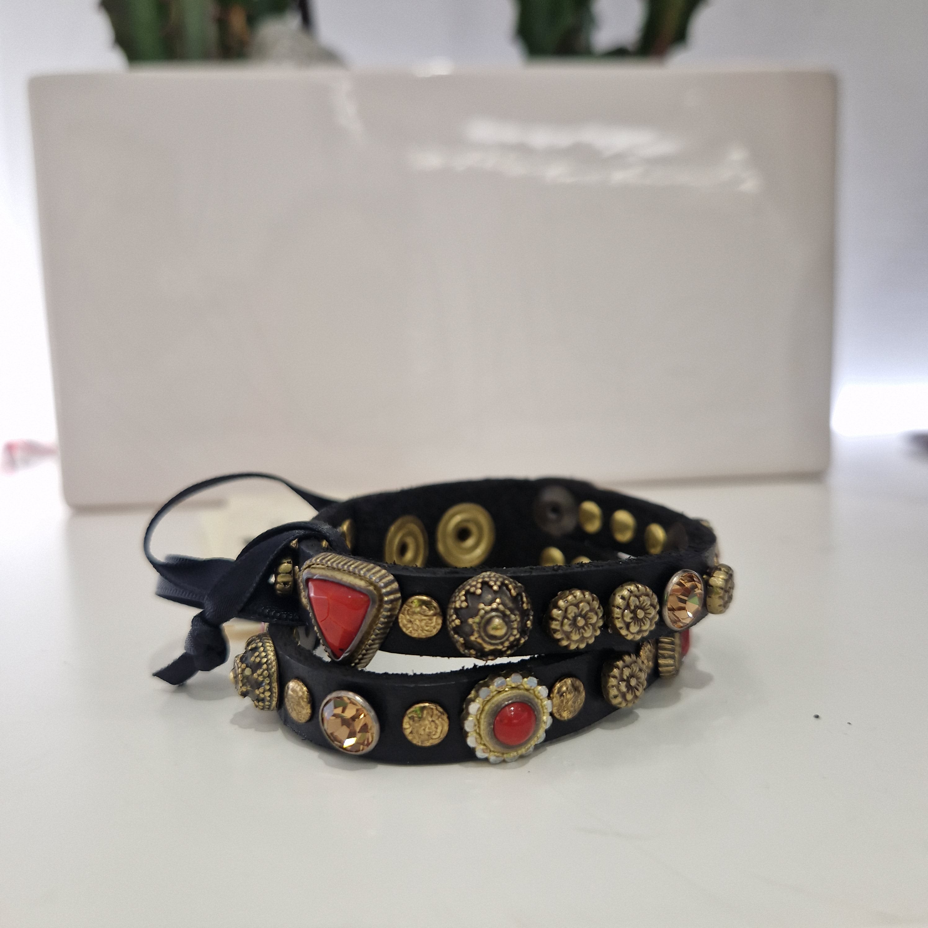 Campomaggi bracciale nero con corallo e borchie oro