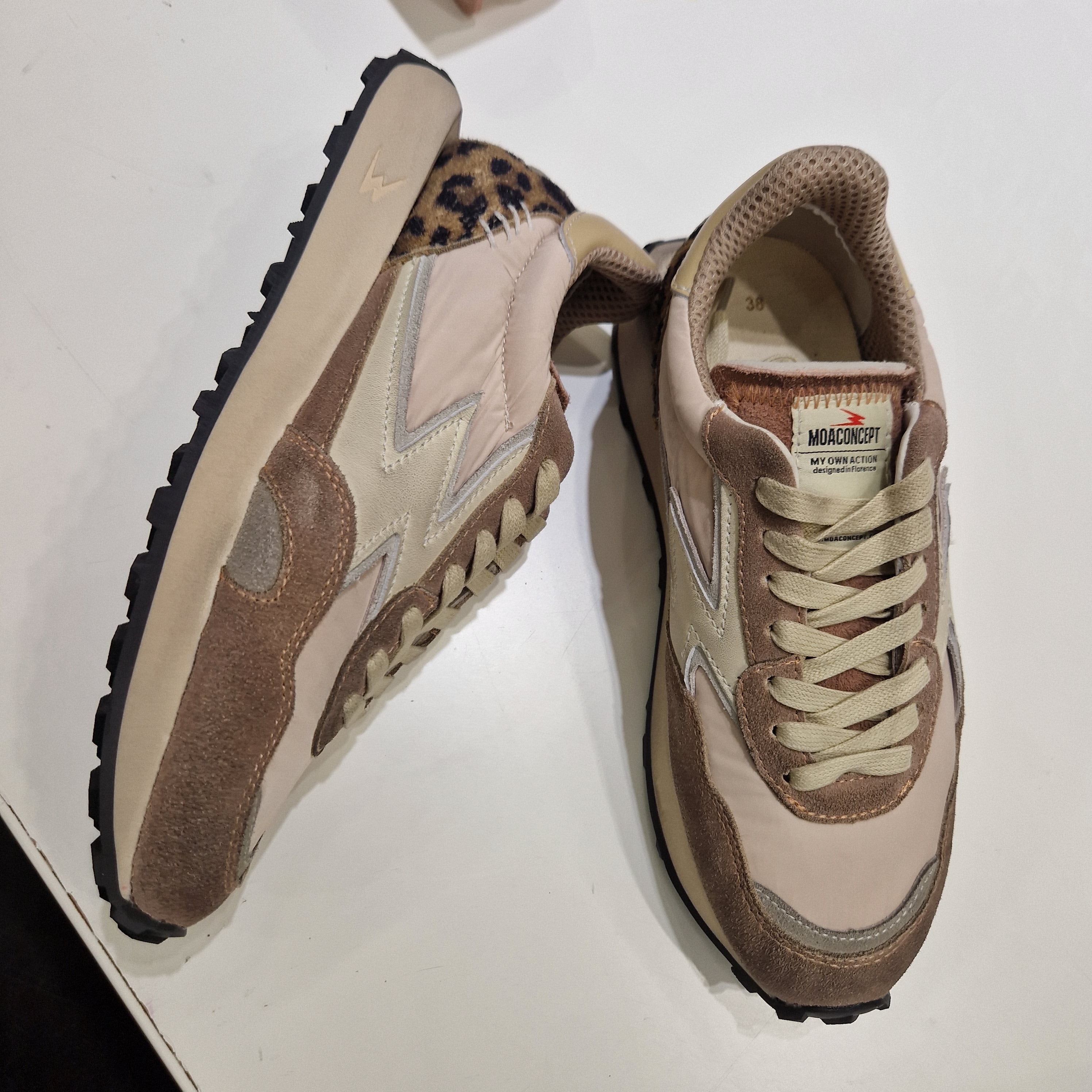 Moa sneakers RUNNING color taupe dettaglio leo