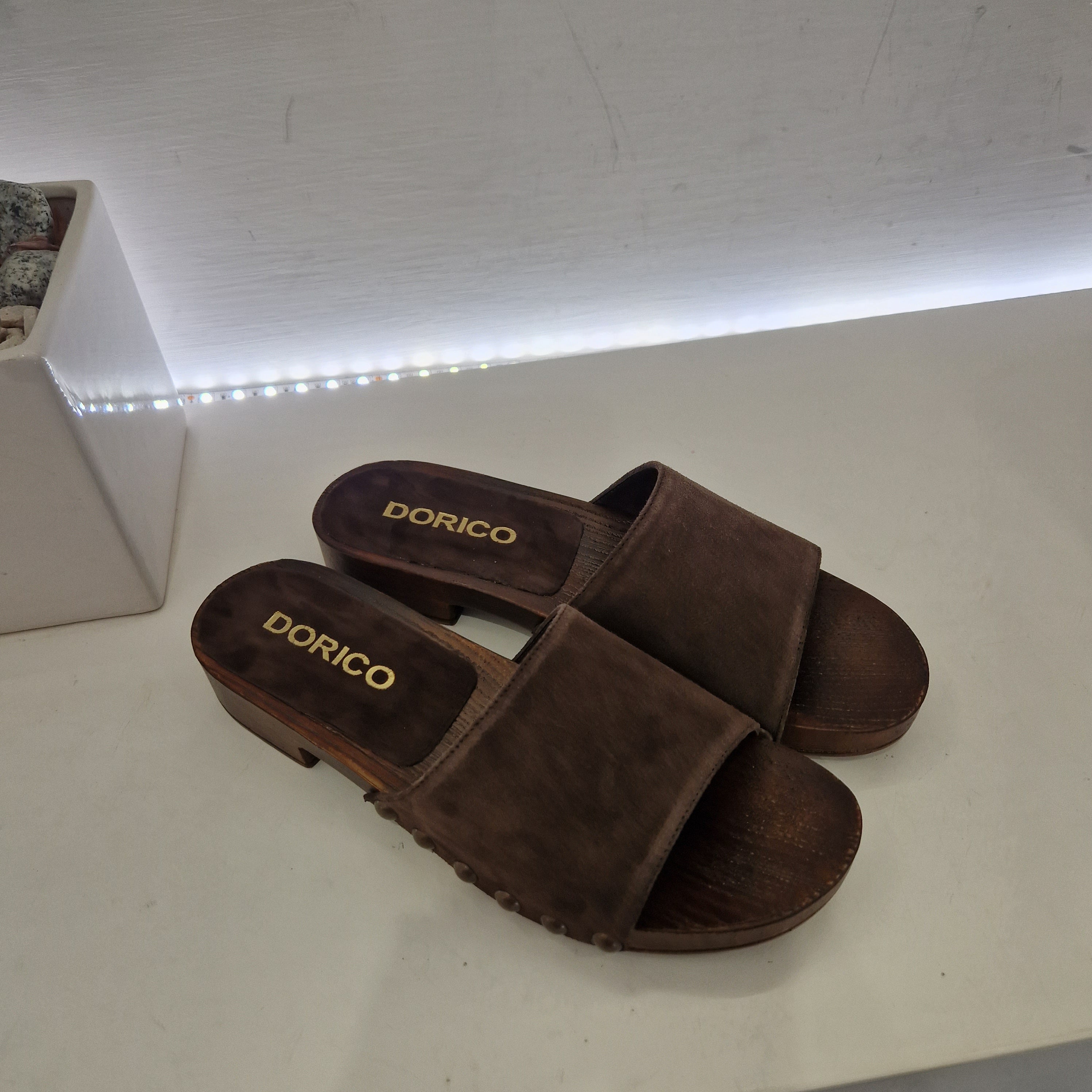 Zoccolo tacco basso con fascia scamosciata t.moro