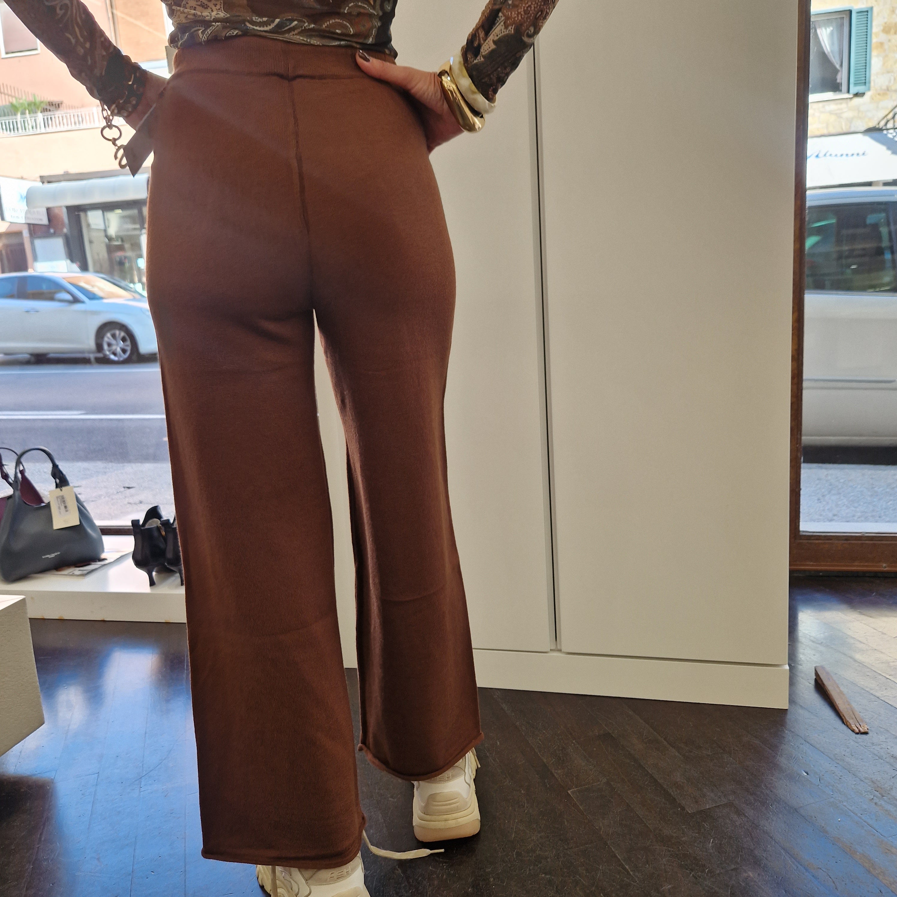 Pantalone in maglia gamba larga color marrone
