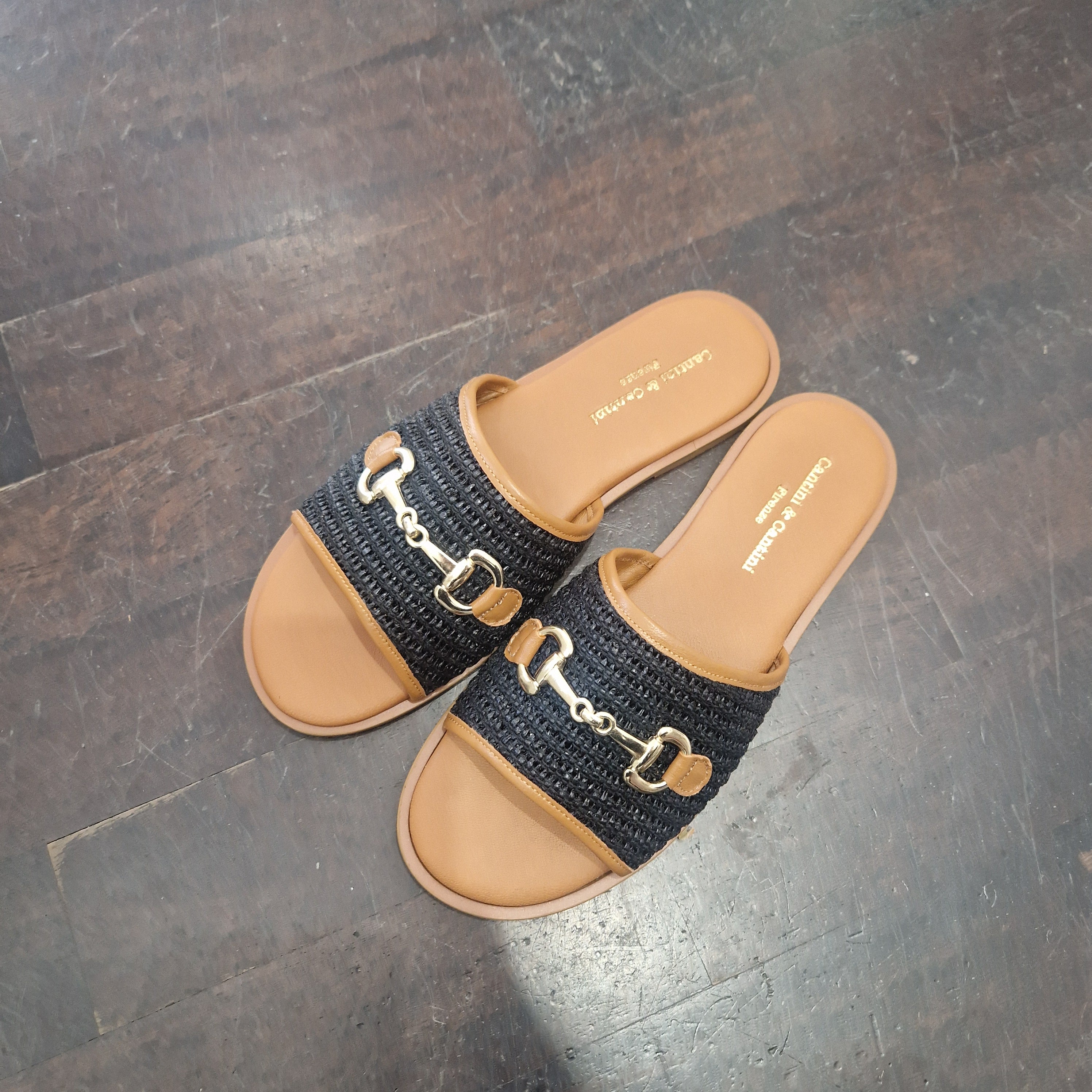 Sandalo ciabatta in rafia profili pelle color nero