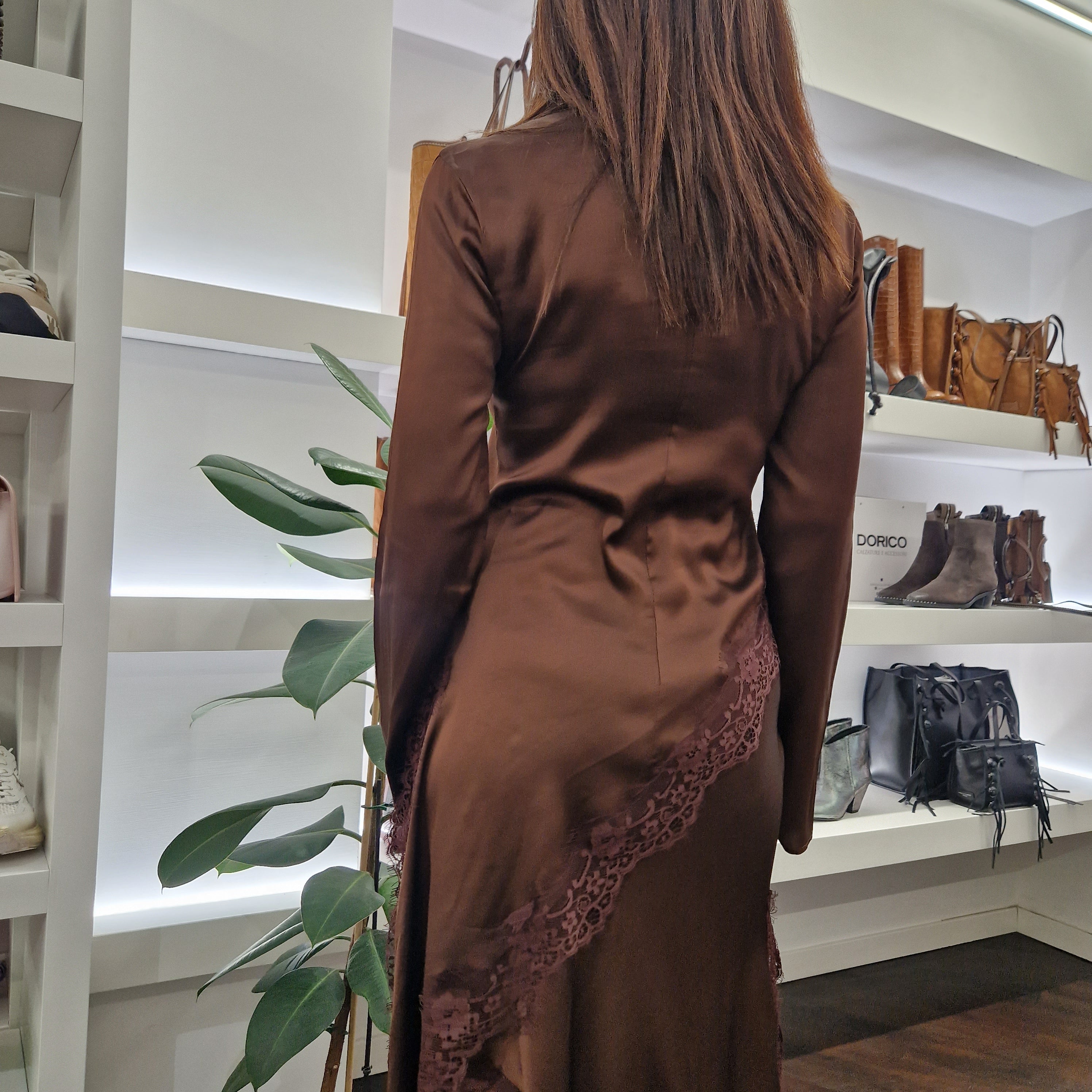 Camicia in satin color moro con code in pizzo