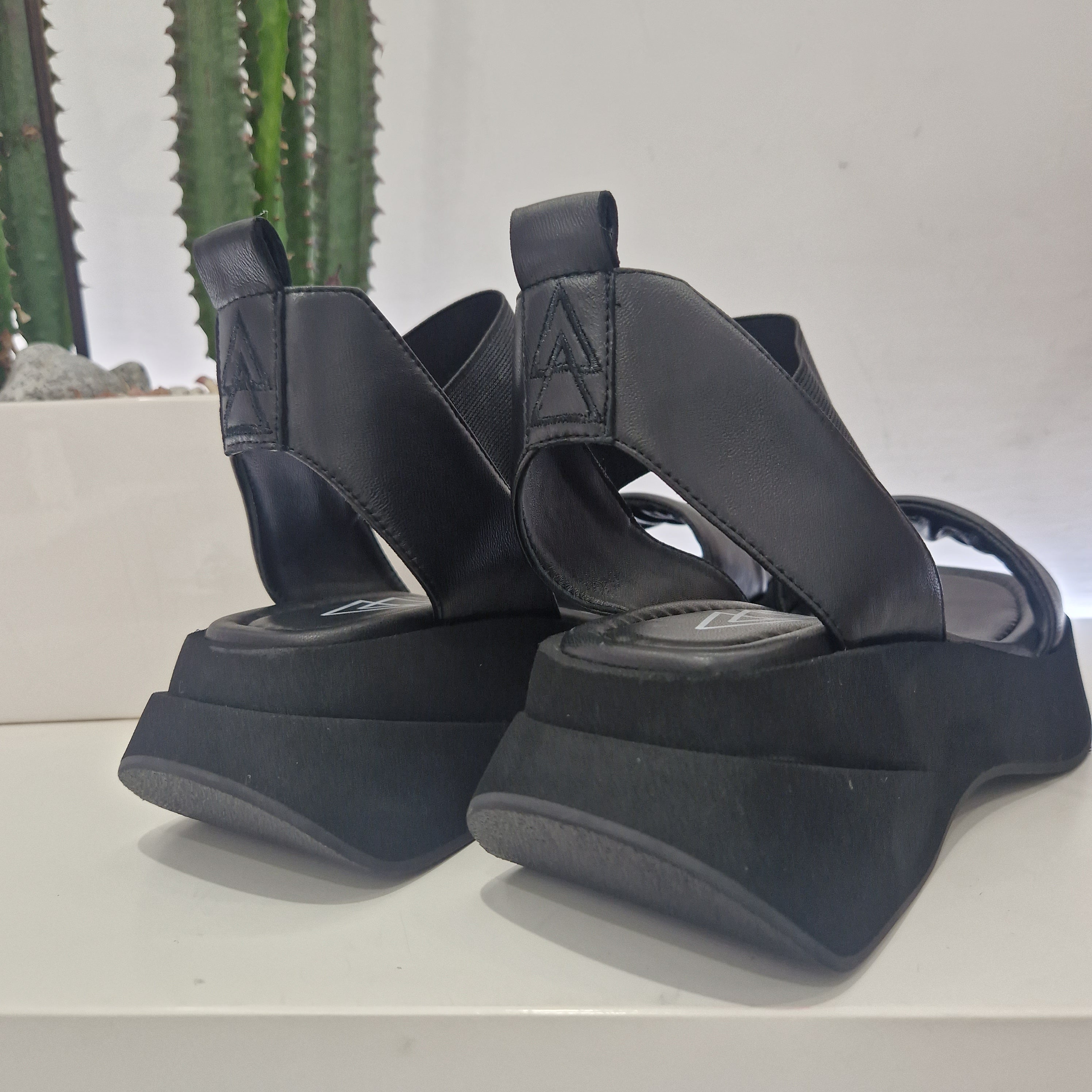 Elena Iachi sandalo nero platform
