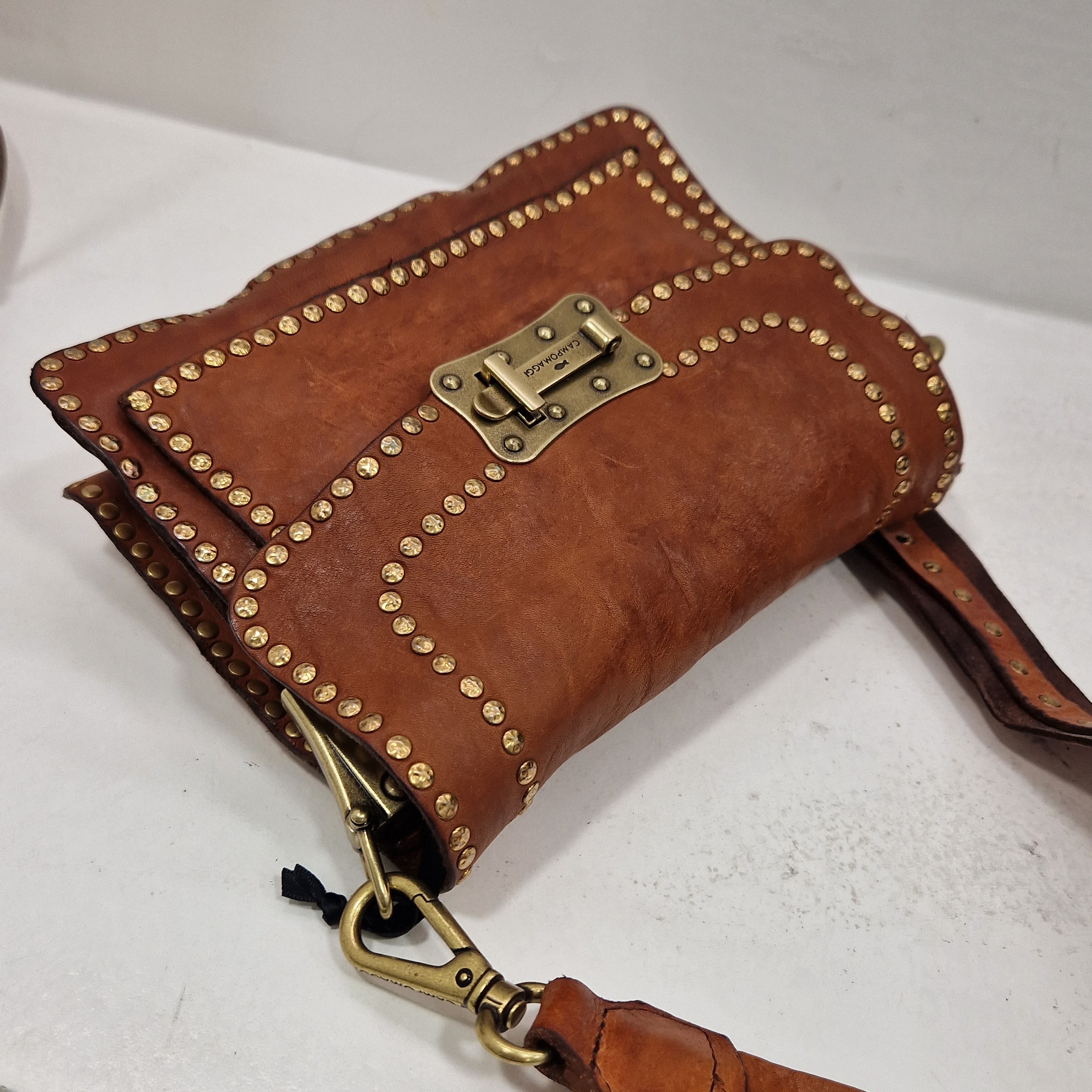 Campomaggi borsa Agnese color cuoio rivetti oro