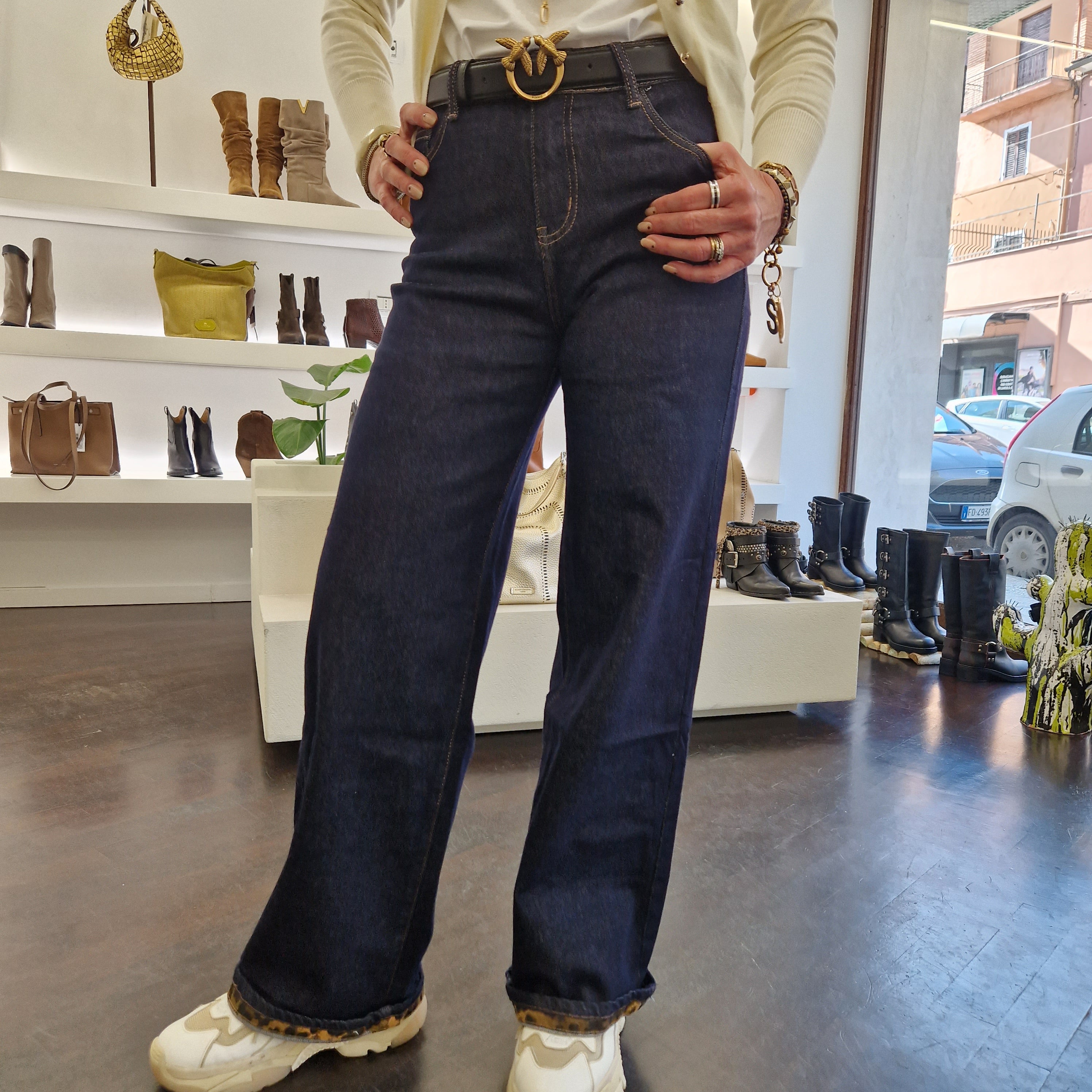 Pantalone 5 tasche lavaggio scuro dettaglio stampa leo