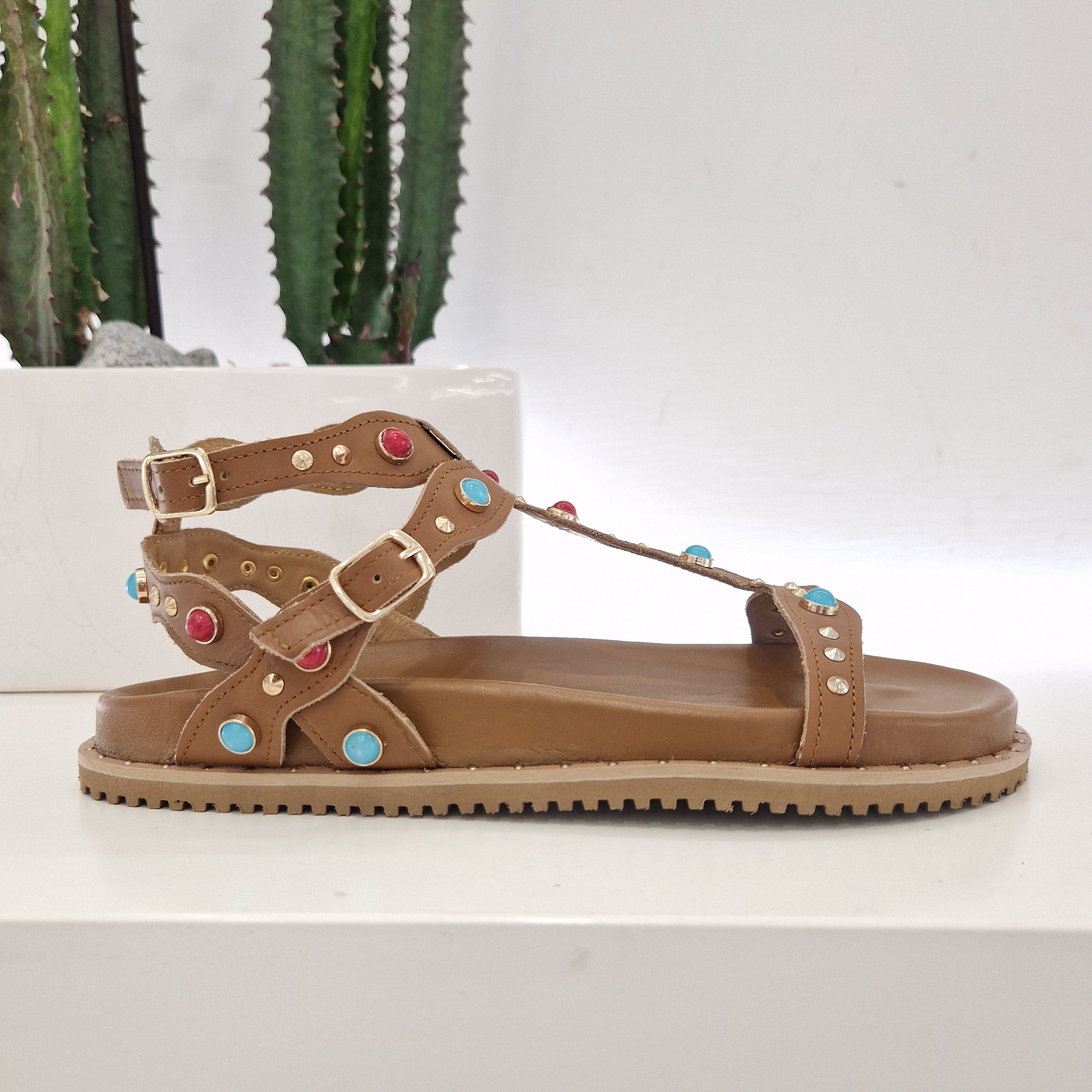 Sandalo modello gladiatore color cuoio accessorio turchese e rosso