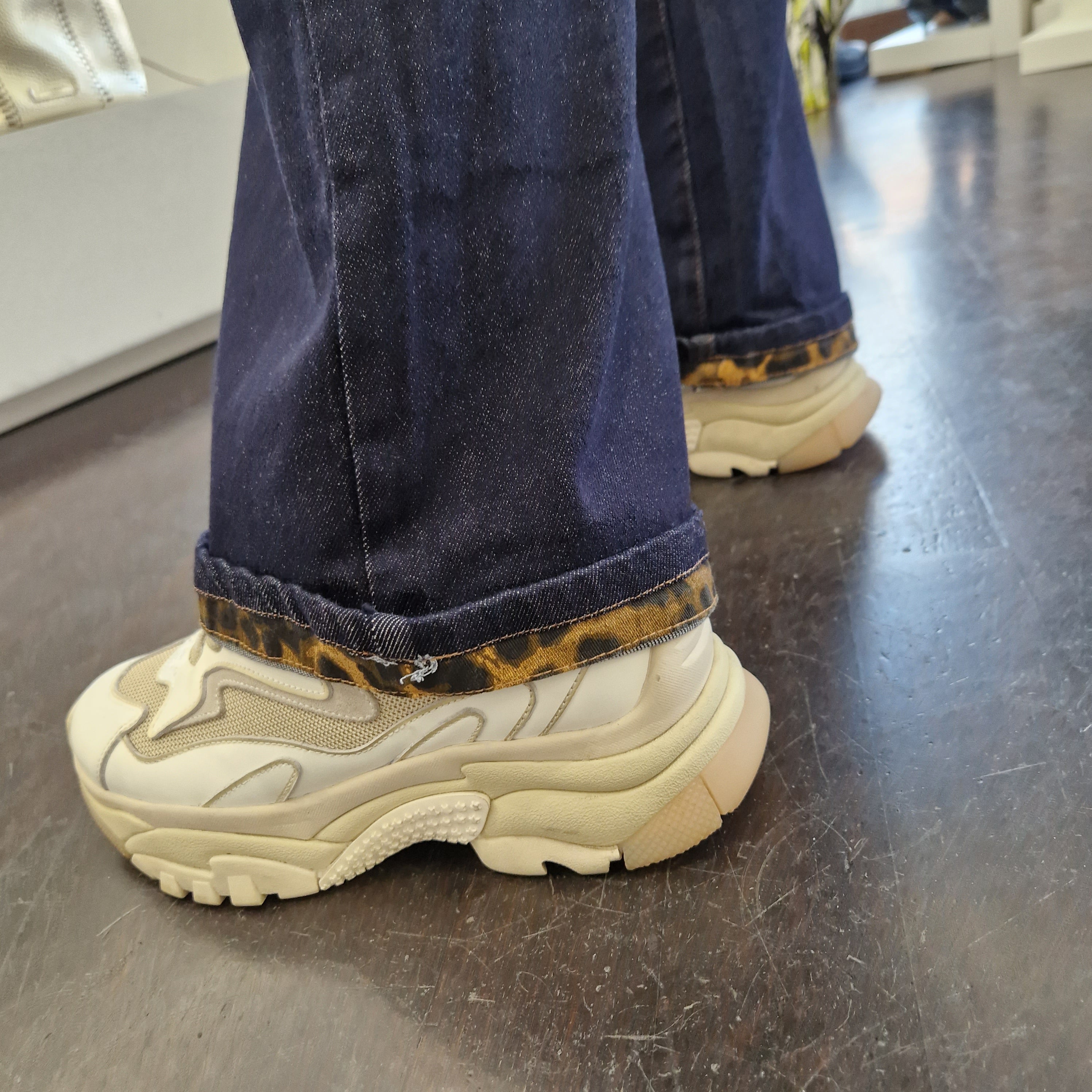 Pantalone 5 tasche lavaggio scuro dettaglio stampa leo