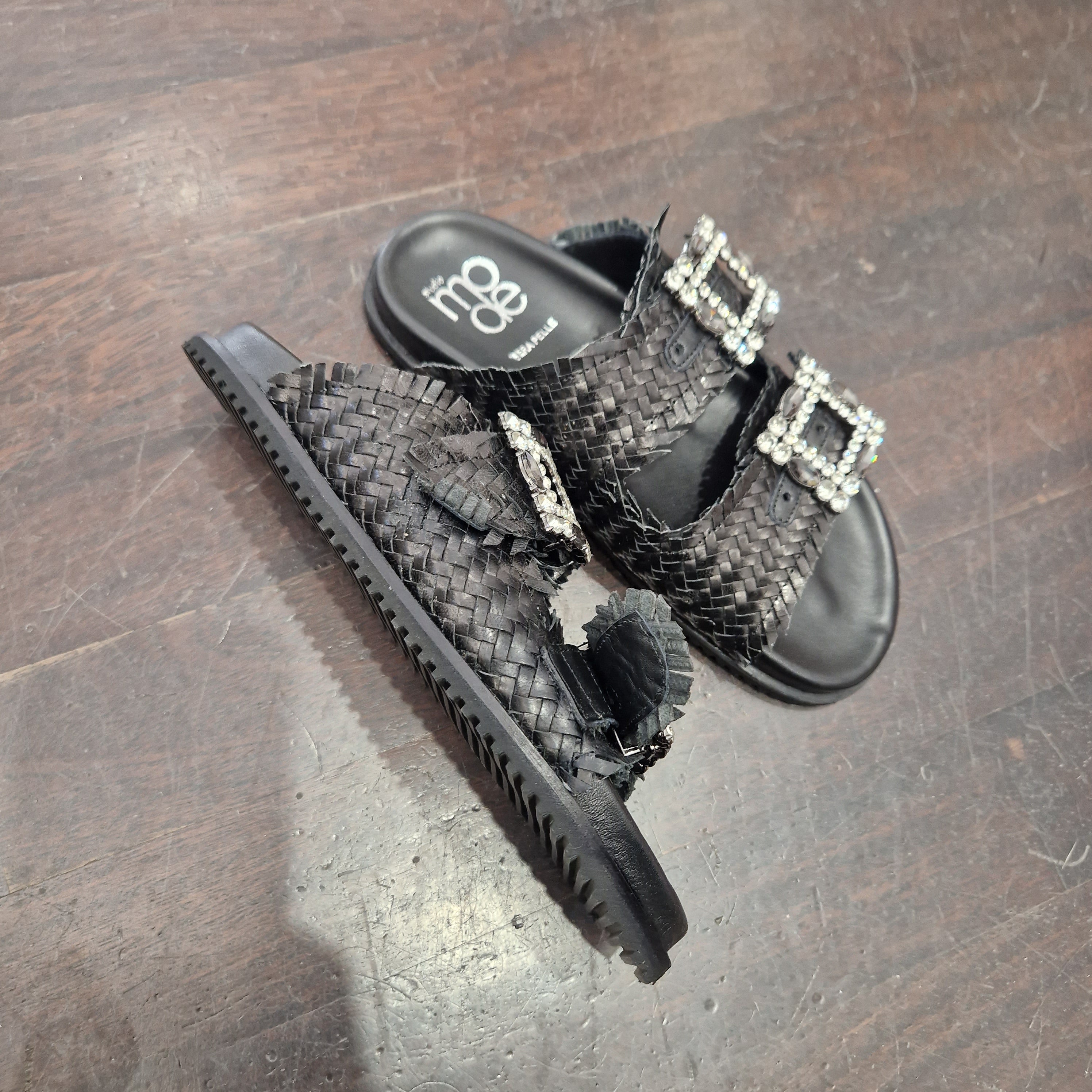 Sandalo ciabatta nera fibbia strass