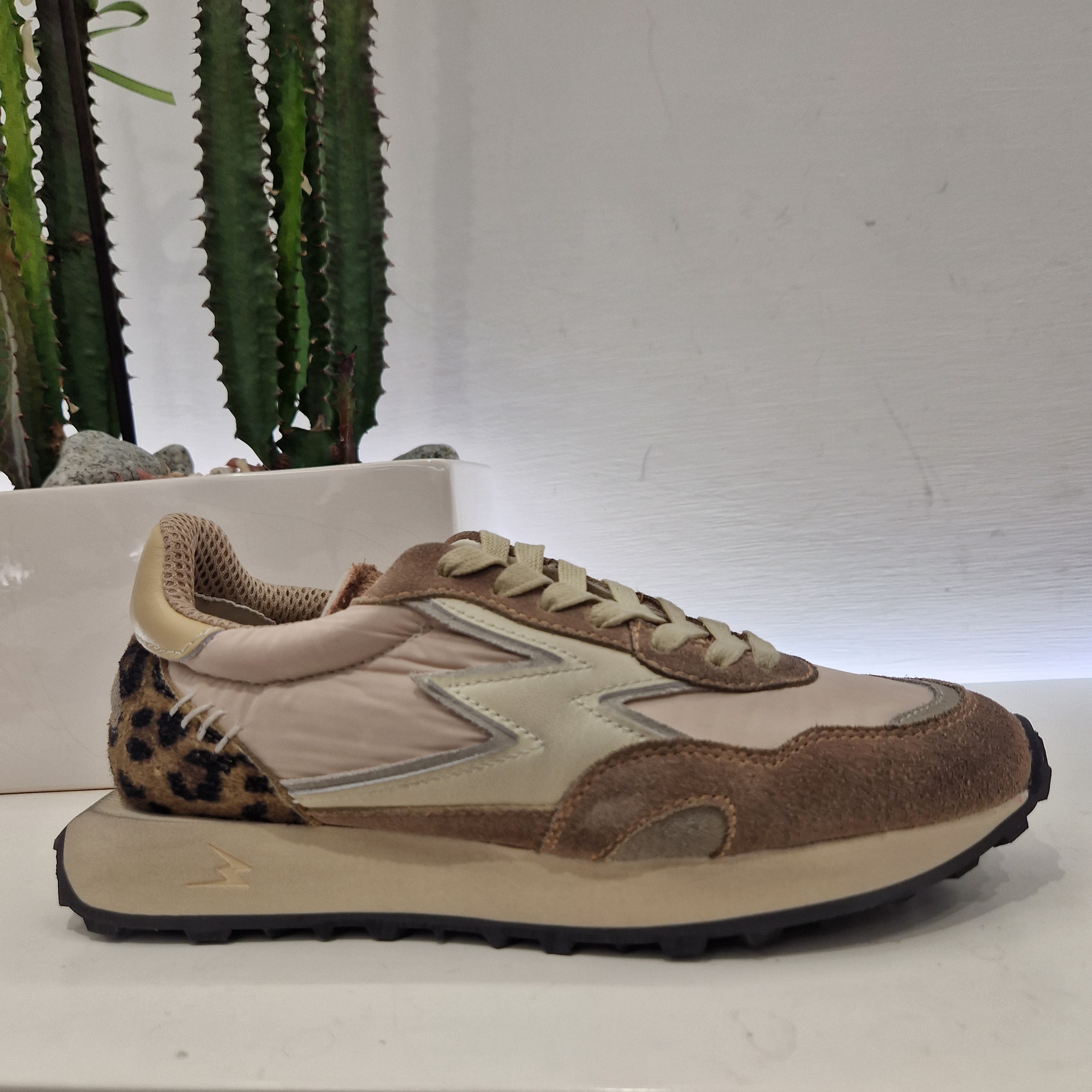 Moa sneakers RUNNING color taupe dettaglio leo