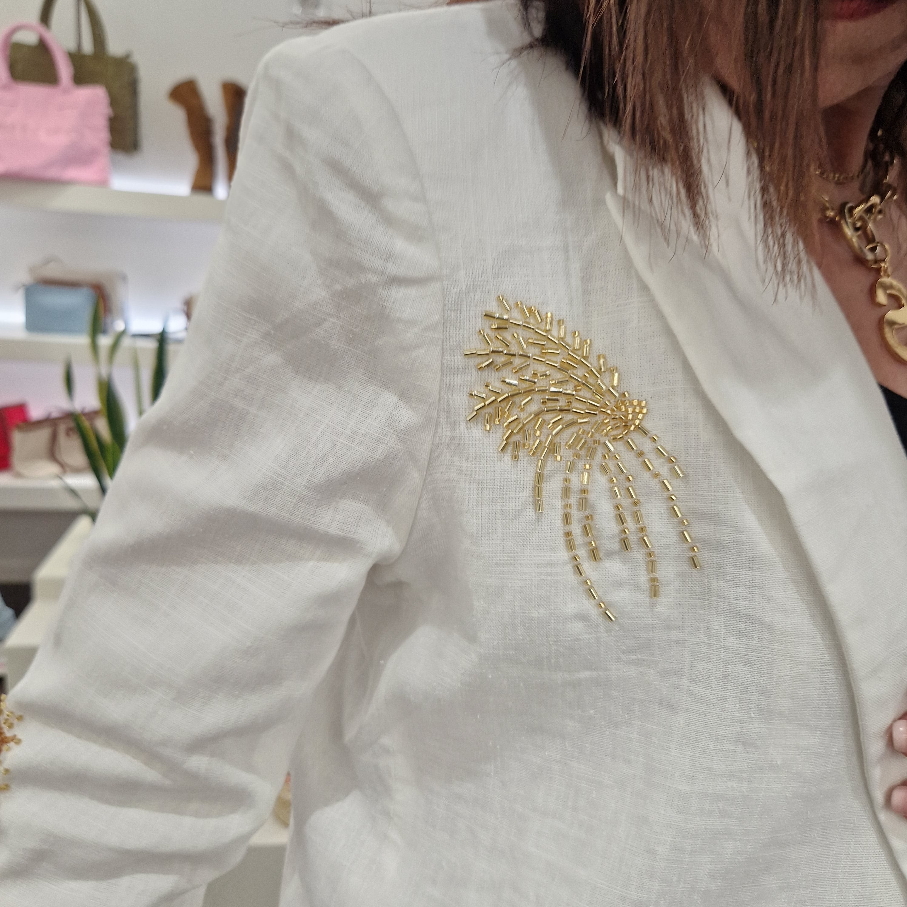 Giacca color panna con paillettes oro