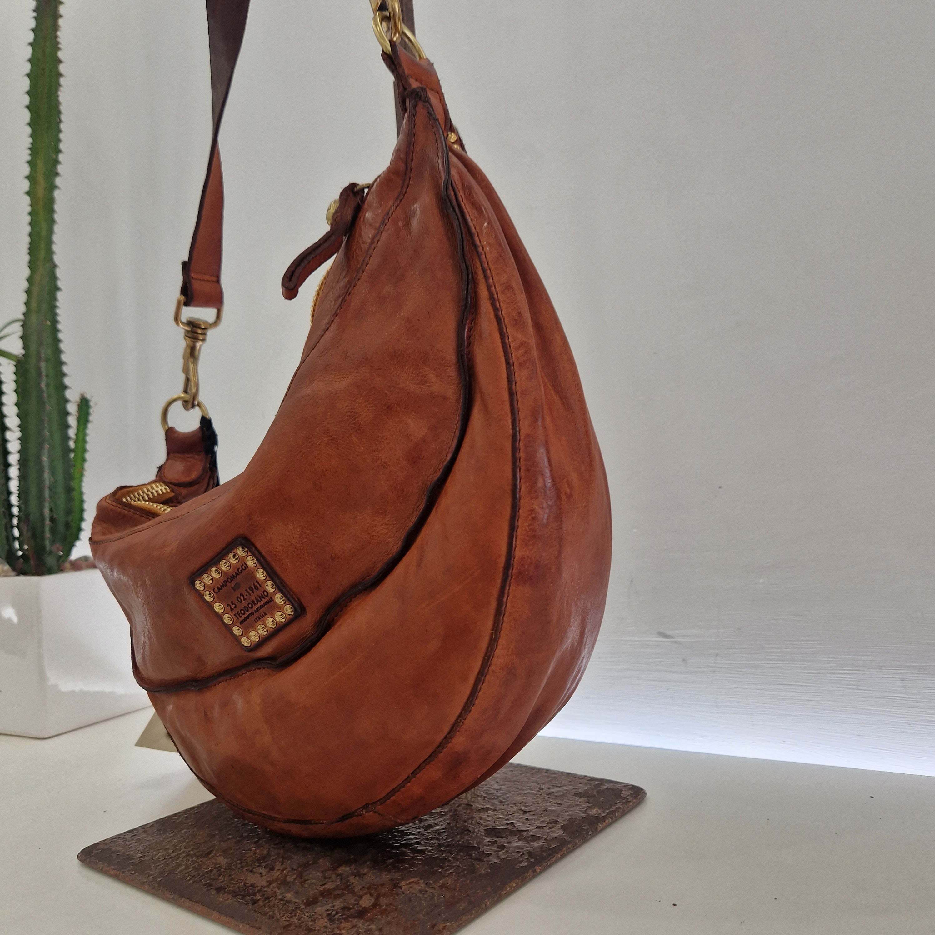 Campomaggi borsa Marsupio dimensione grande Kura in pelle color cuoio con rivetti