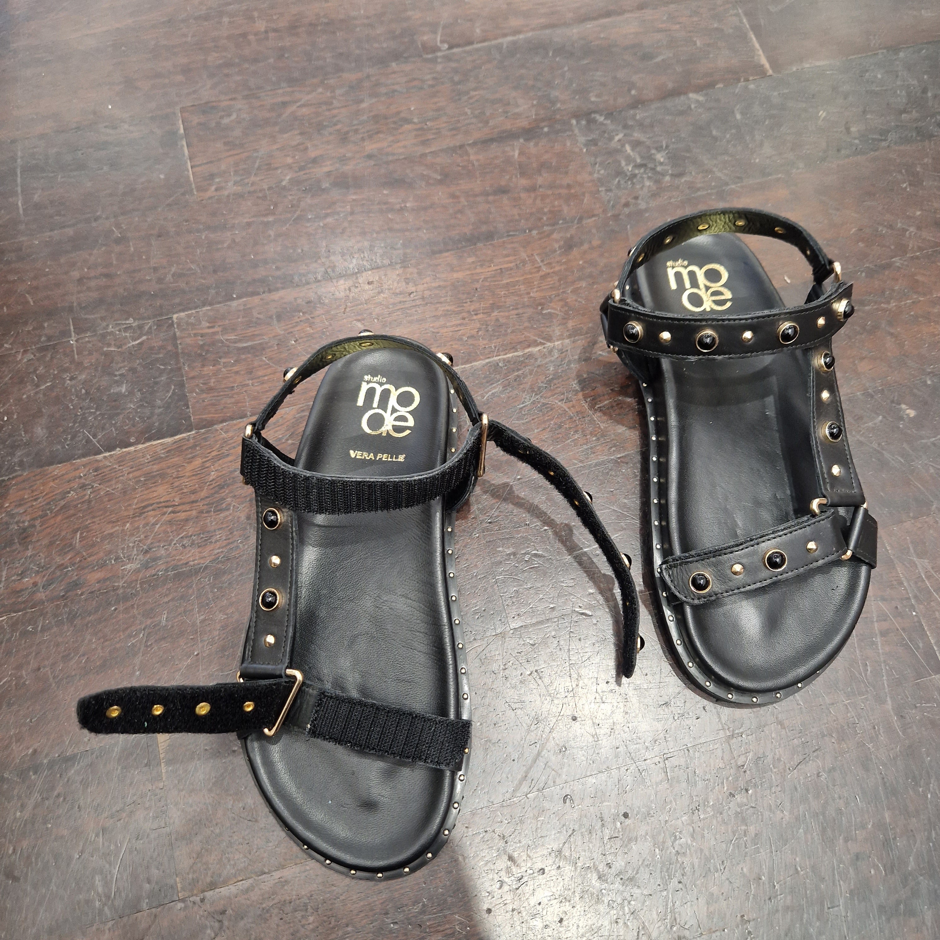 Sandalo nero con borchie oro e pietre nere