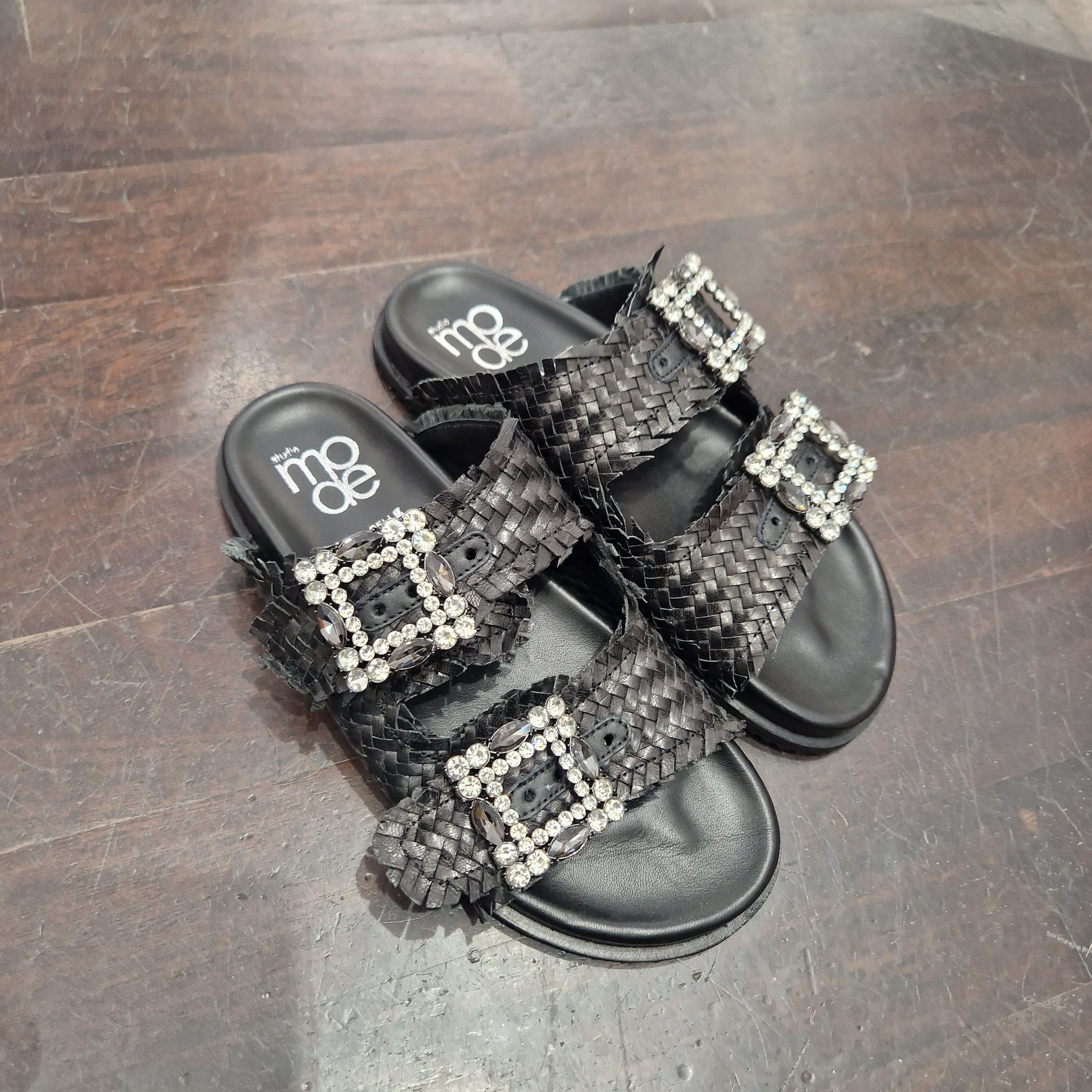 Sandalo ciabatta nera fibbia strass