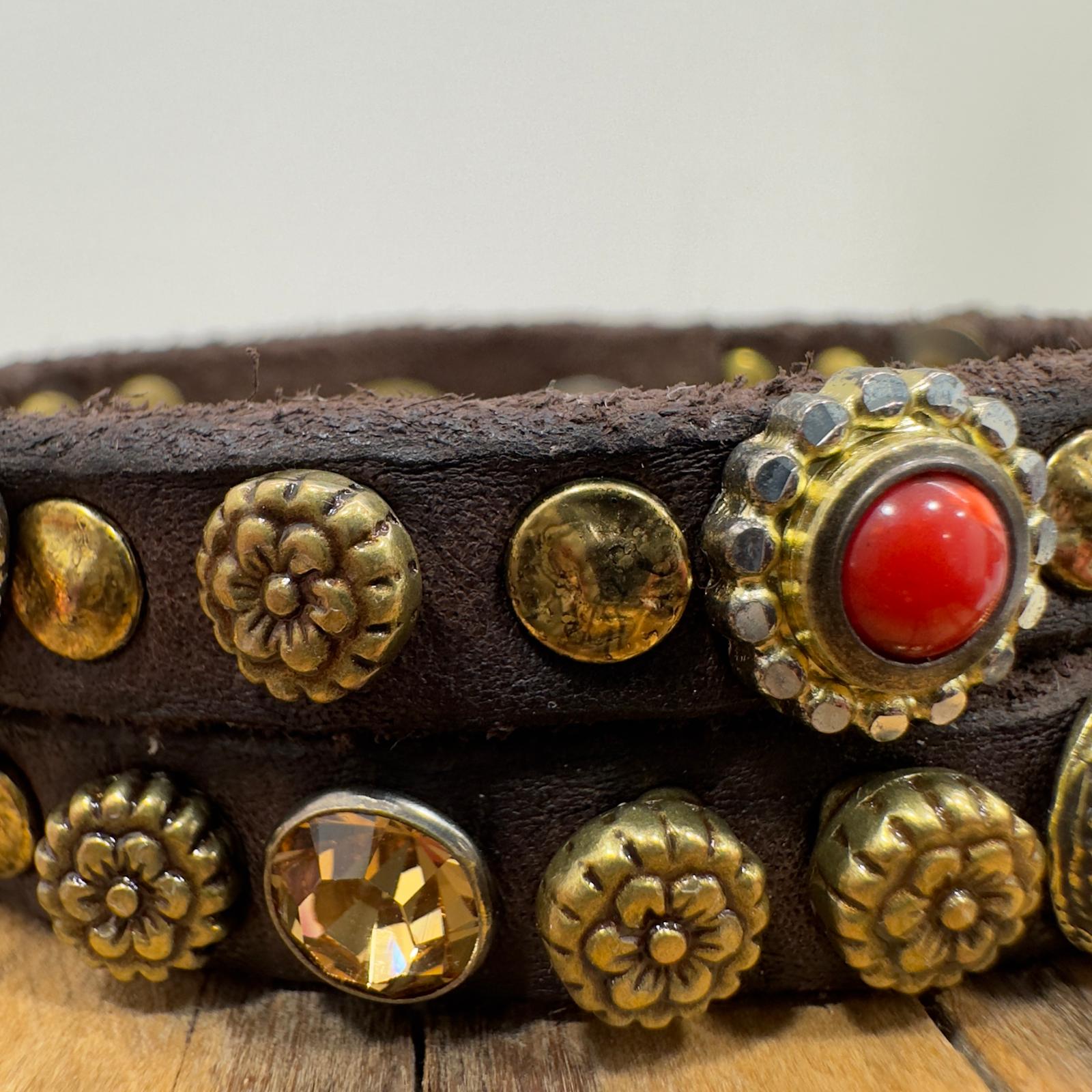Campomaggi bracciale T.moro con corallo e borchie oro