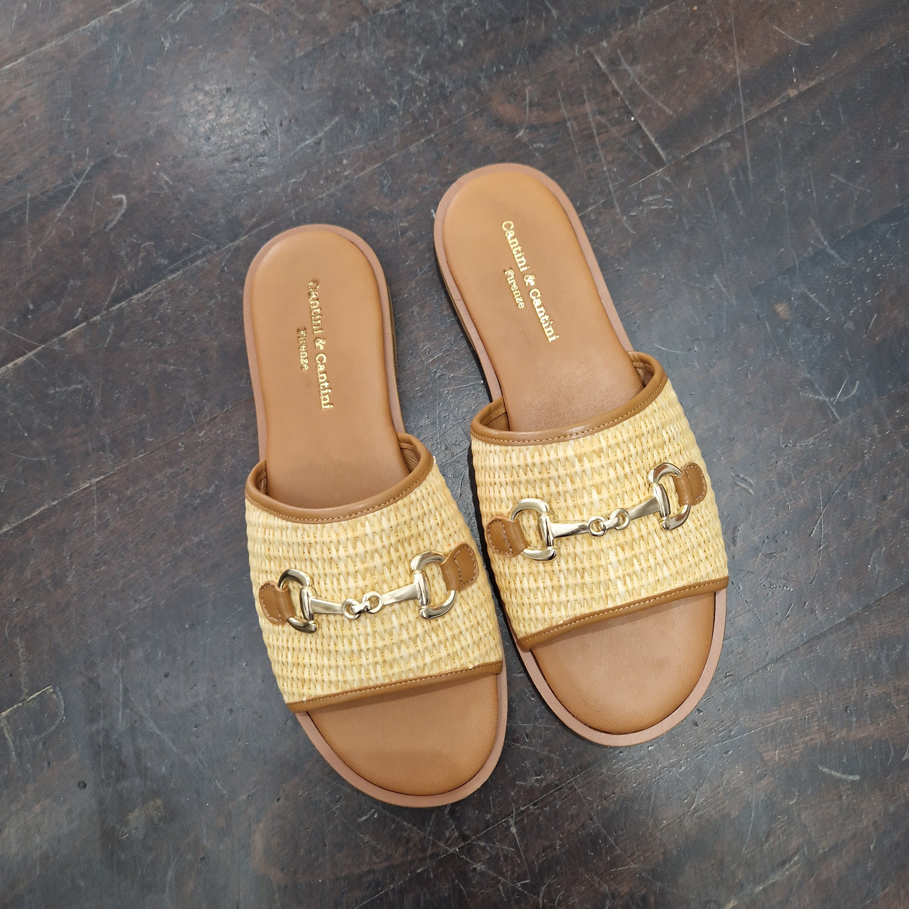Sandalo ciabatta in rafia profili pelle color cuoio
