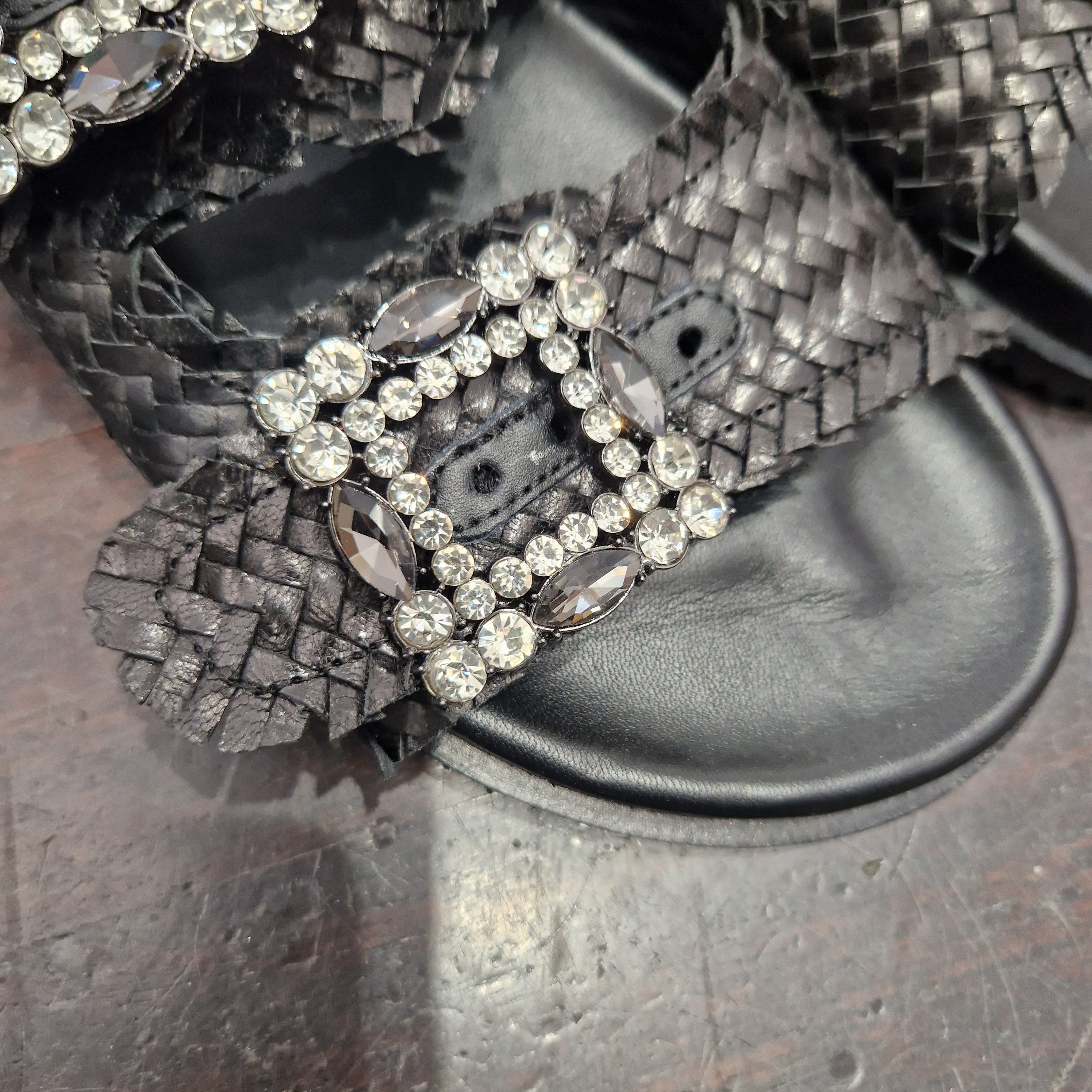Sandalo ciabatta nera fibbia strass