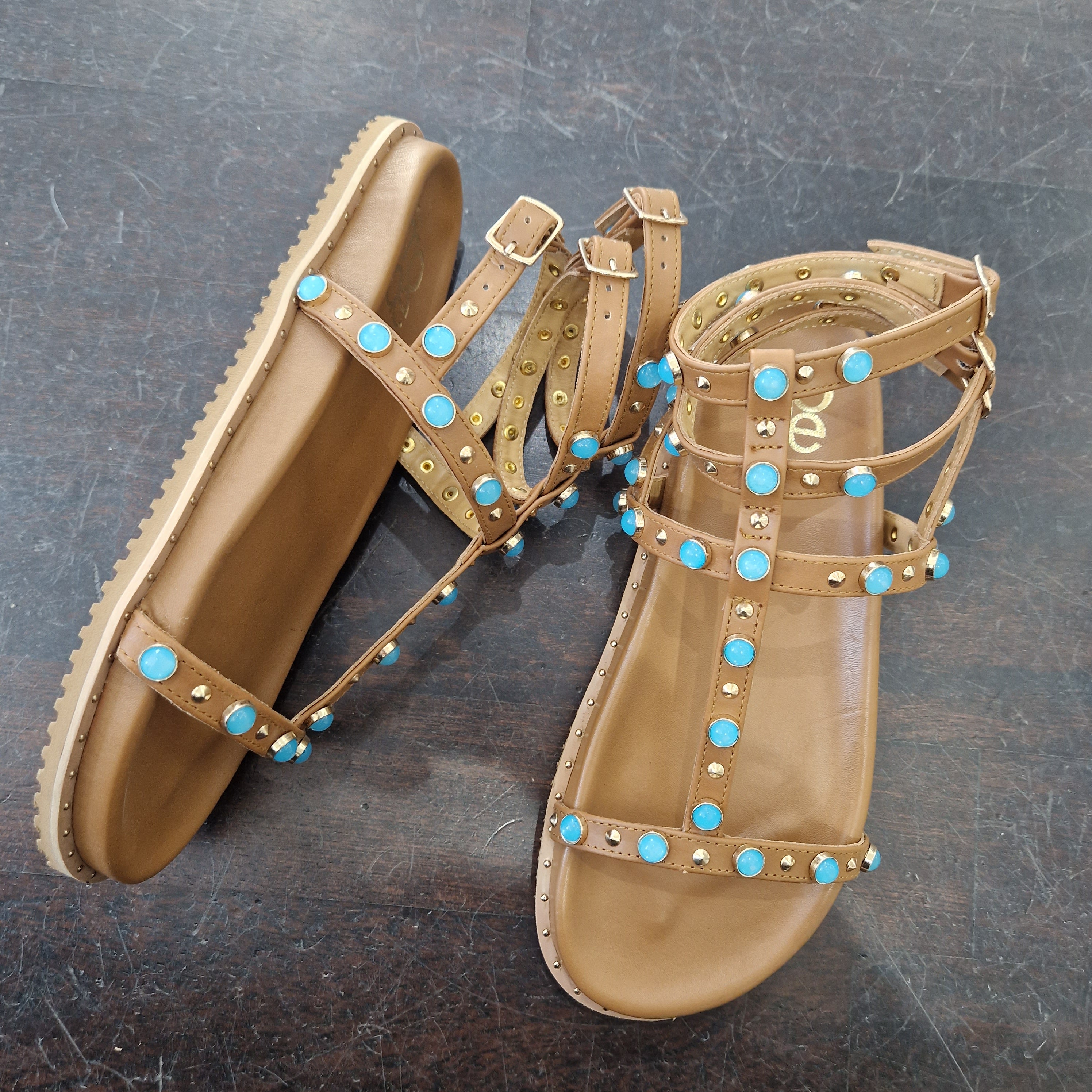 Sandalo modello gladiatore color cuoio accessorio turchese