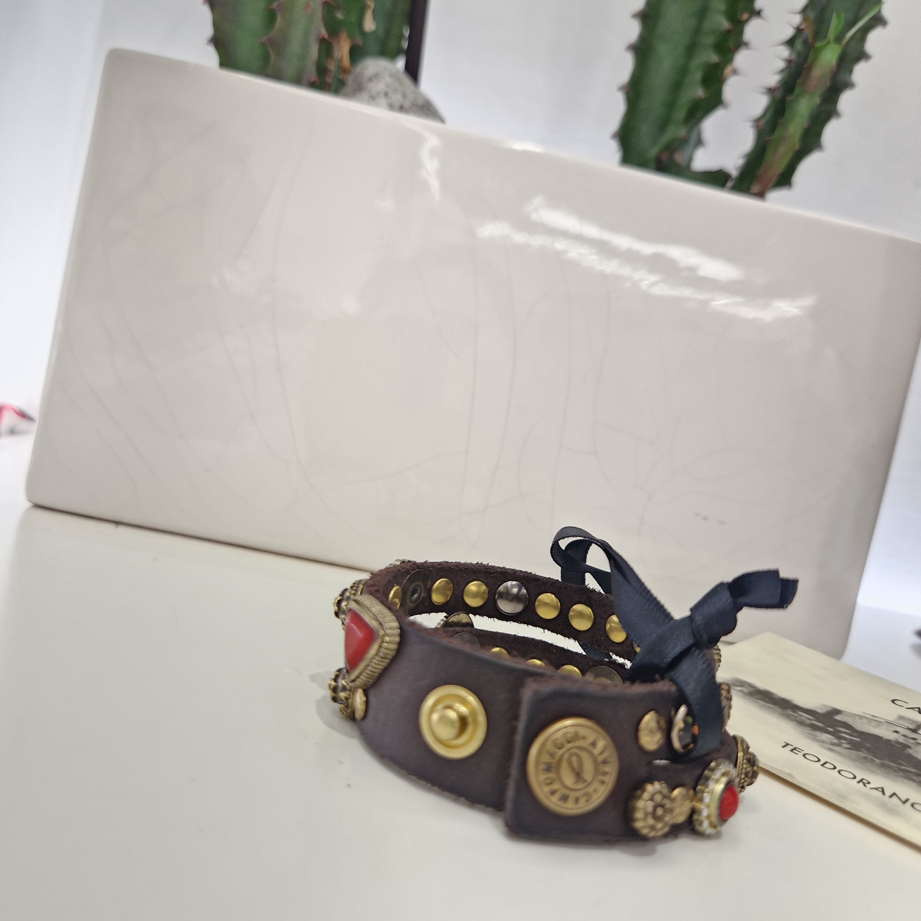 Campomaggi bracciale T.moro con corallo e borchie oro