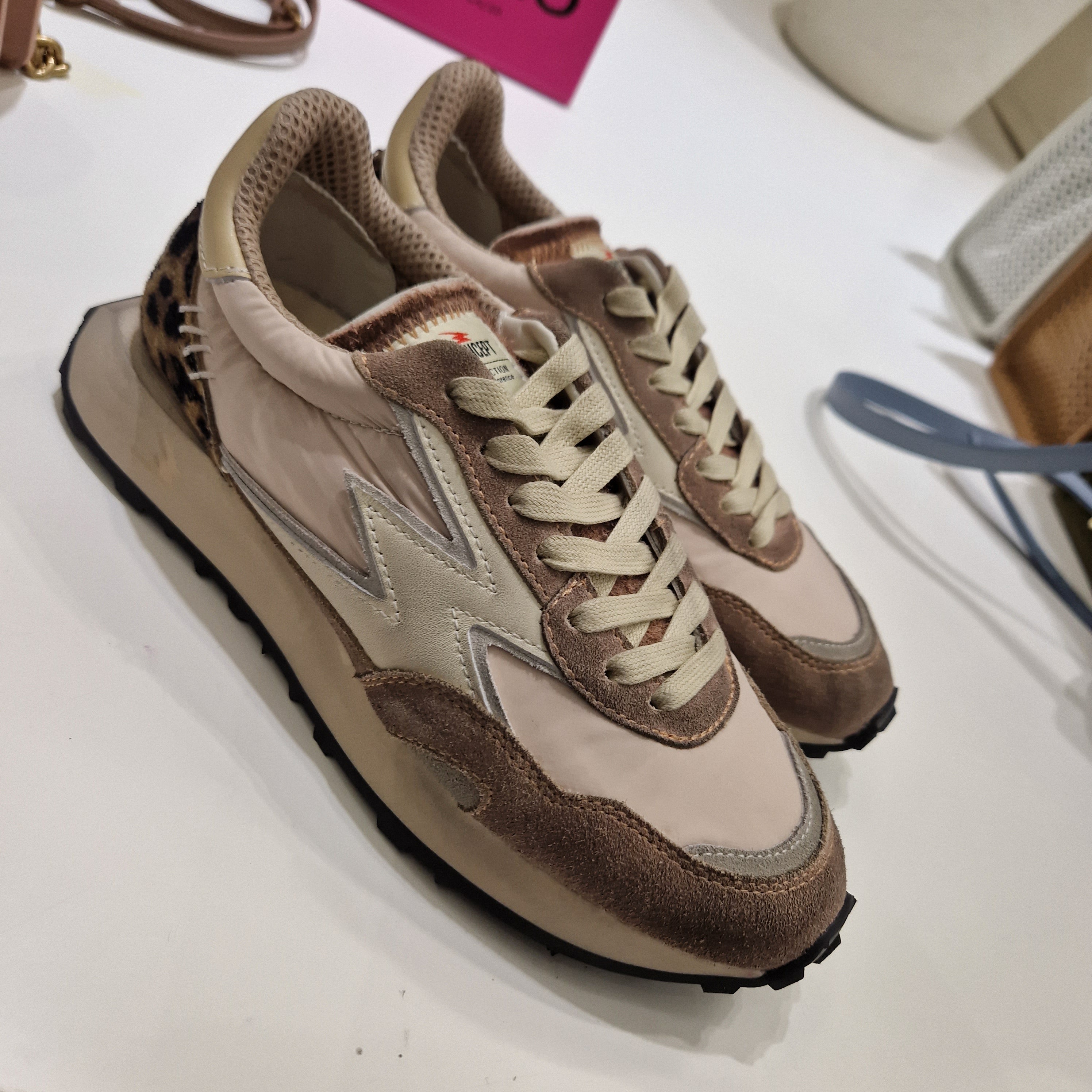 Moa sneakers RUNNING color taupe dettaglio leo