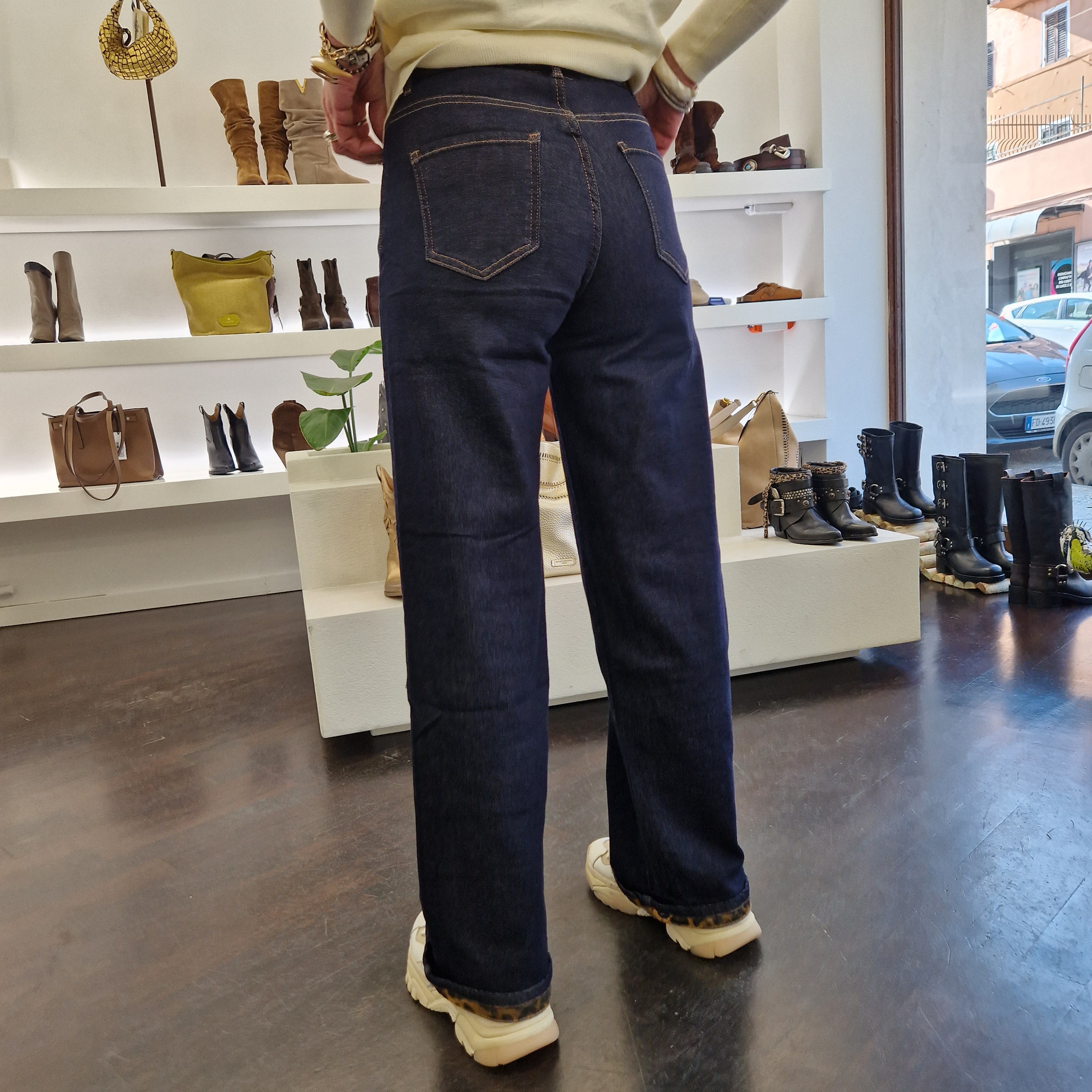 Pantalone 5 tasche lavaggio scuro dettaglio stampa leo