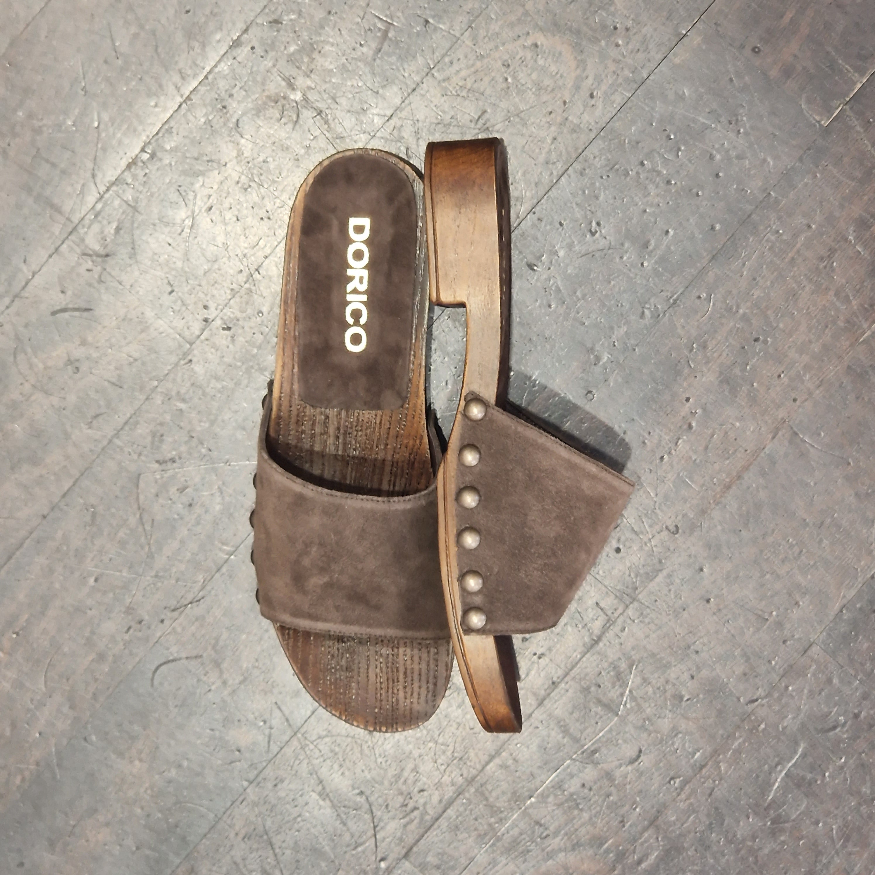 Zoccolo tacco basso con fascia scamosciata t.moro