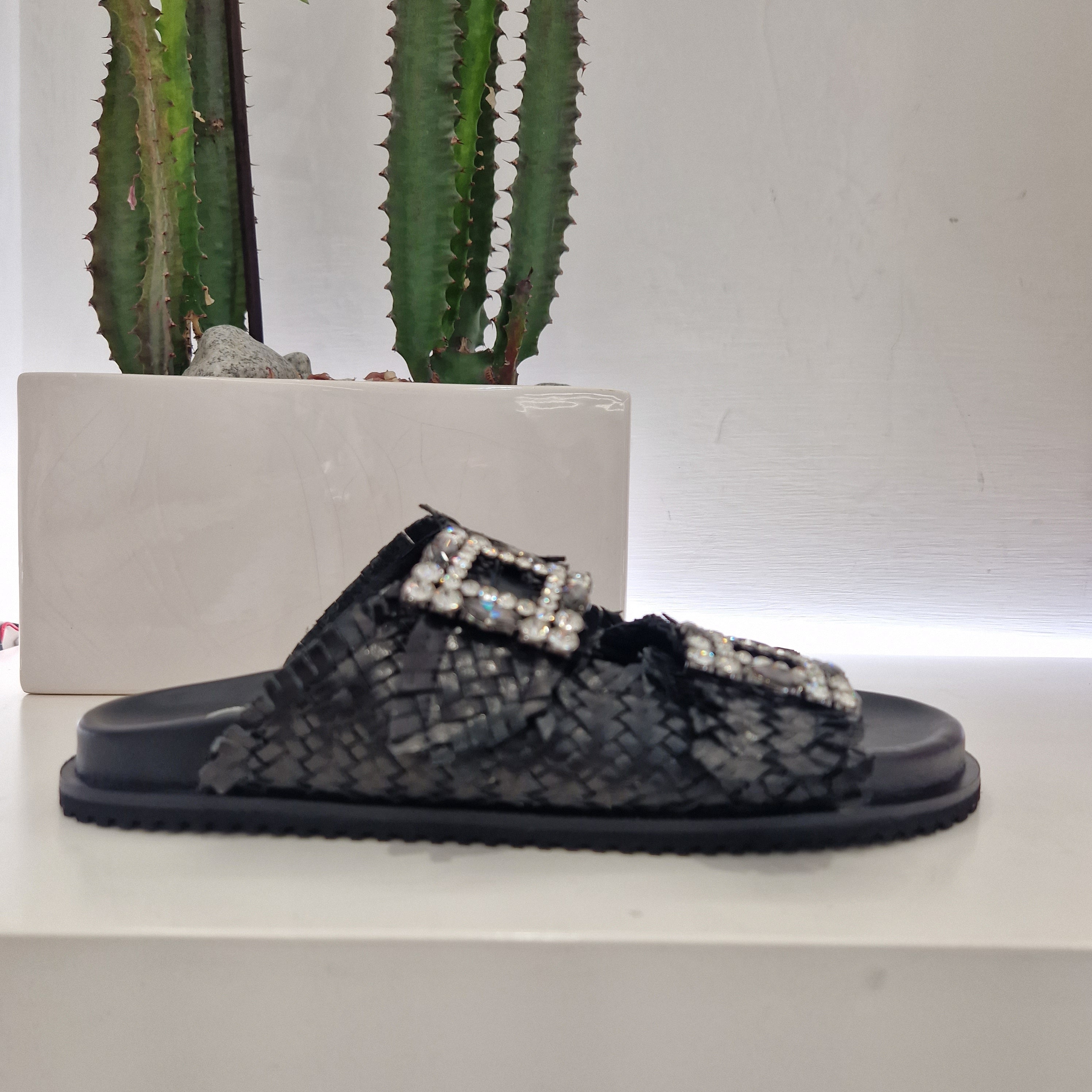 Sandalo ciabatta nera fibbia strass
