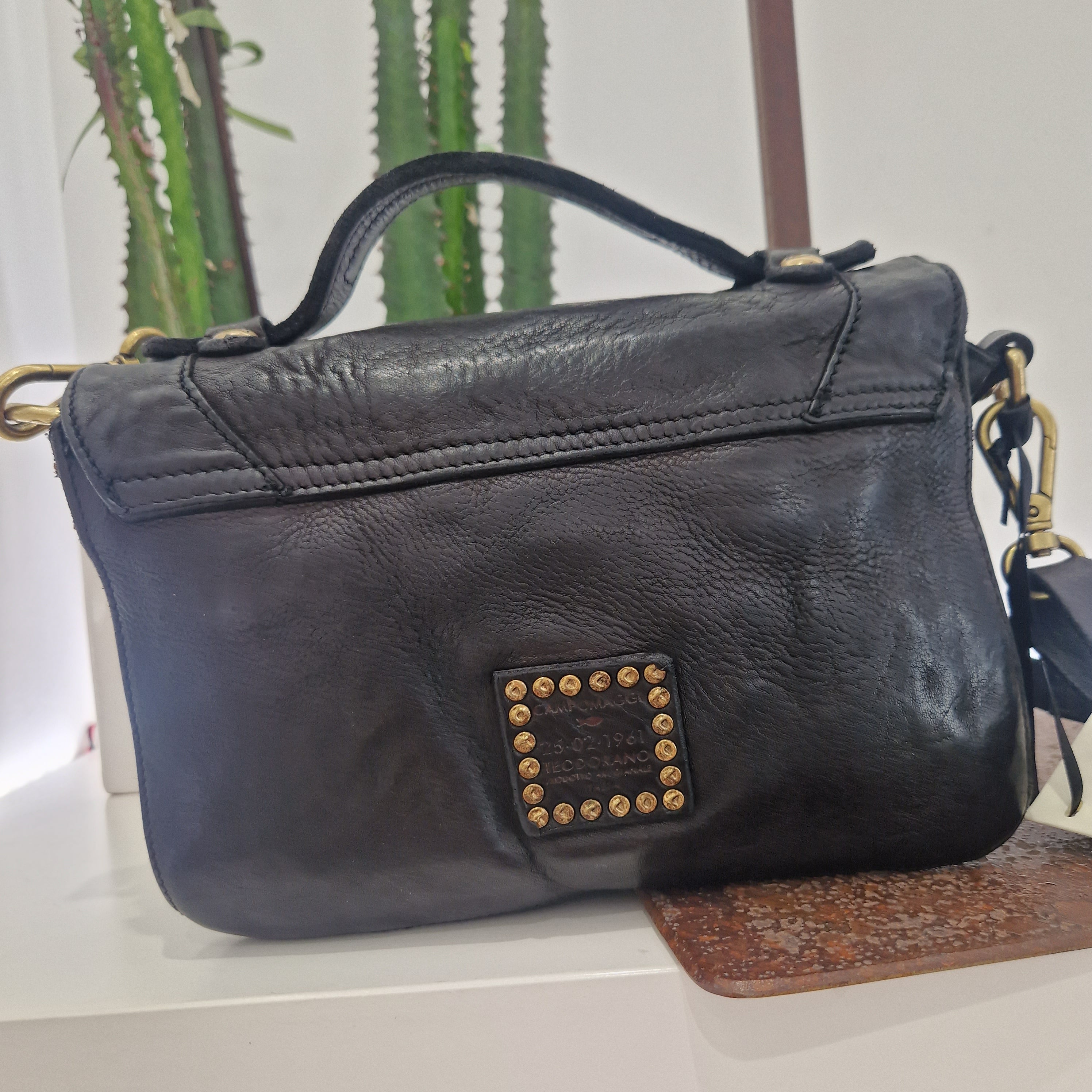 Campomaggi borsa nera  linea AURORA cartella in pelle con borchie e strass