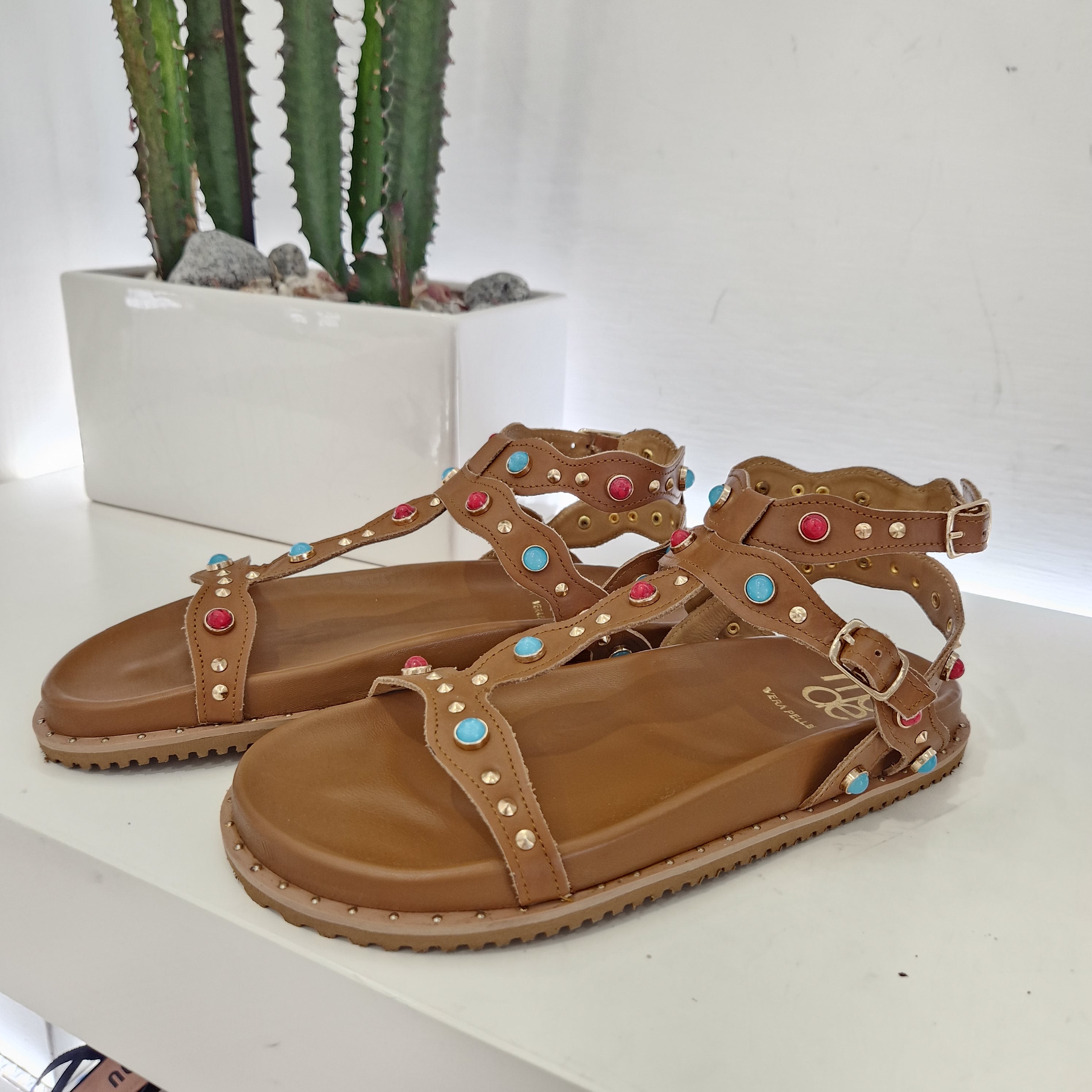 Sandalo modello gladiatore color cuoio accessorio turchese e rosso