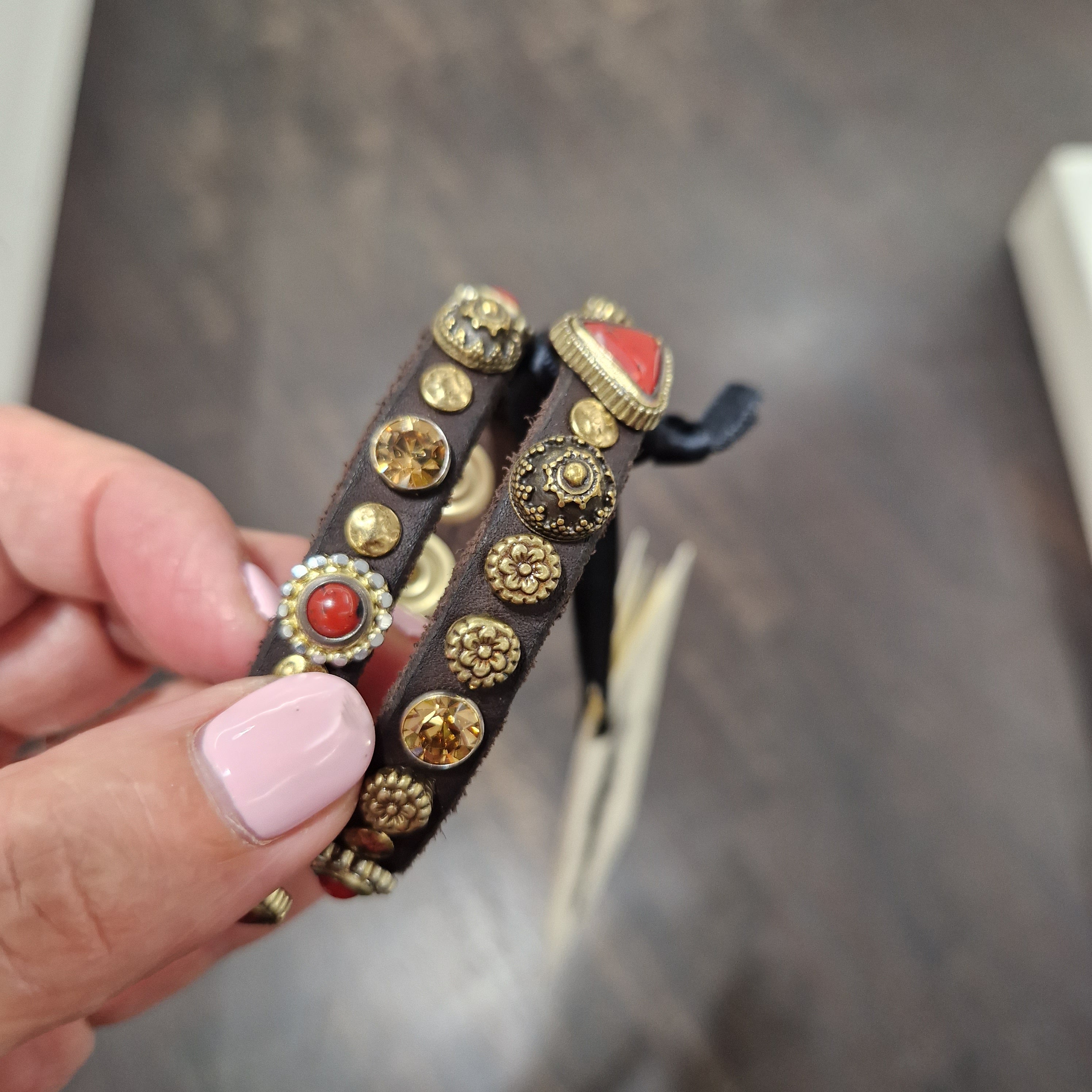 Campomaggi bracciale T.moro con corallo e borchie oro