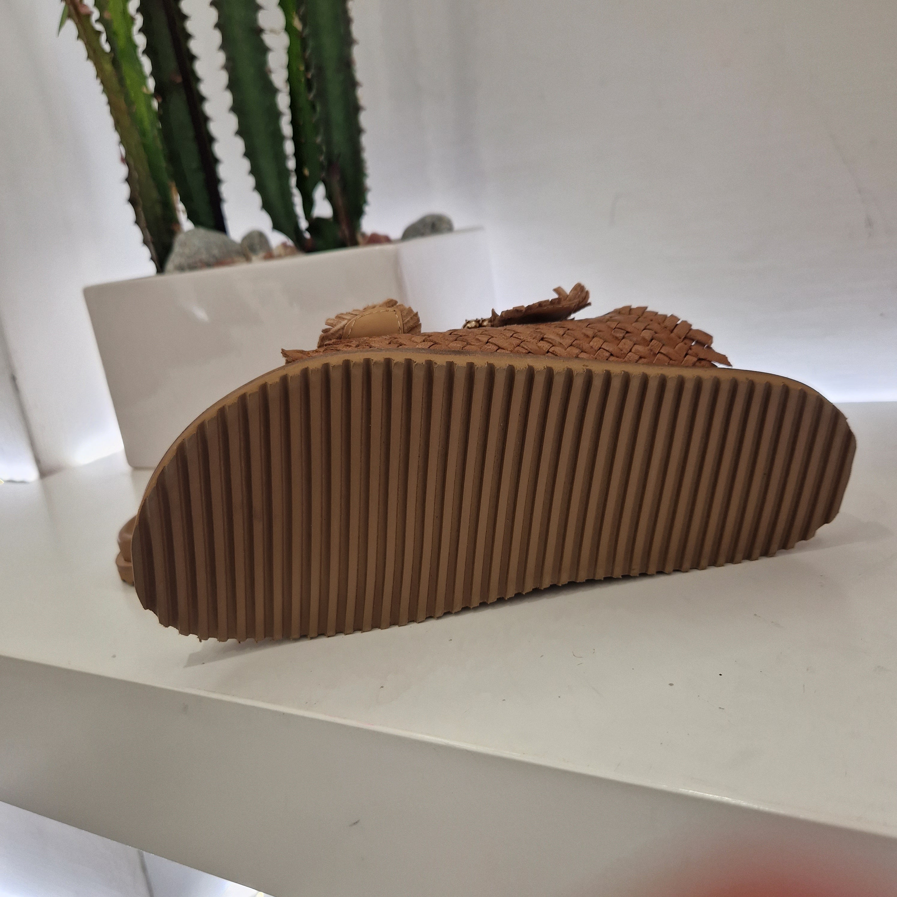 Sandalo ciabatta 2 fasce intrecciate color cuoio